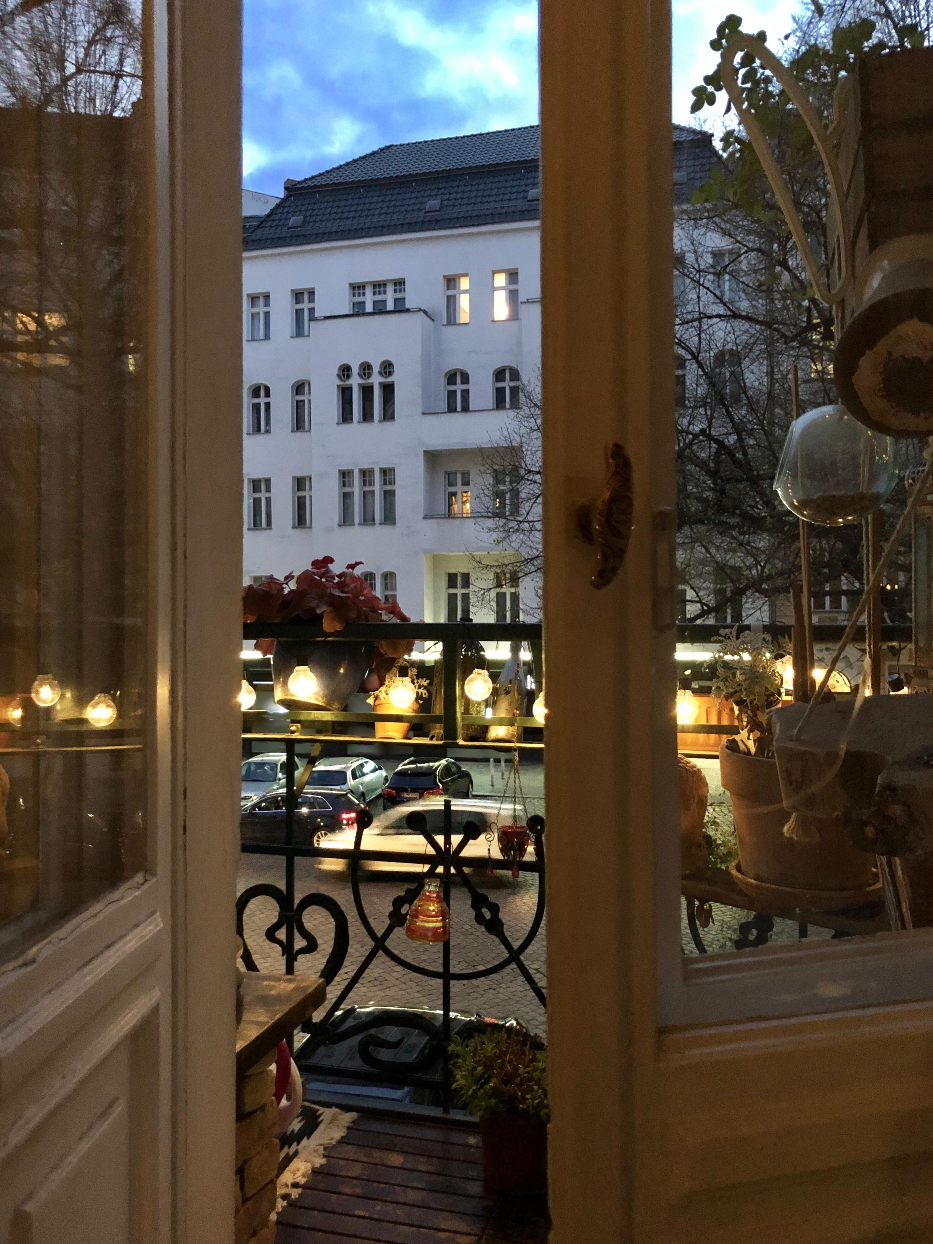#berlin #balkon #altbau #laternen #lichterkette #abendstimmung
