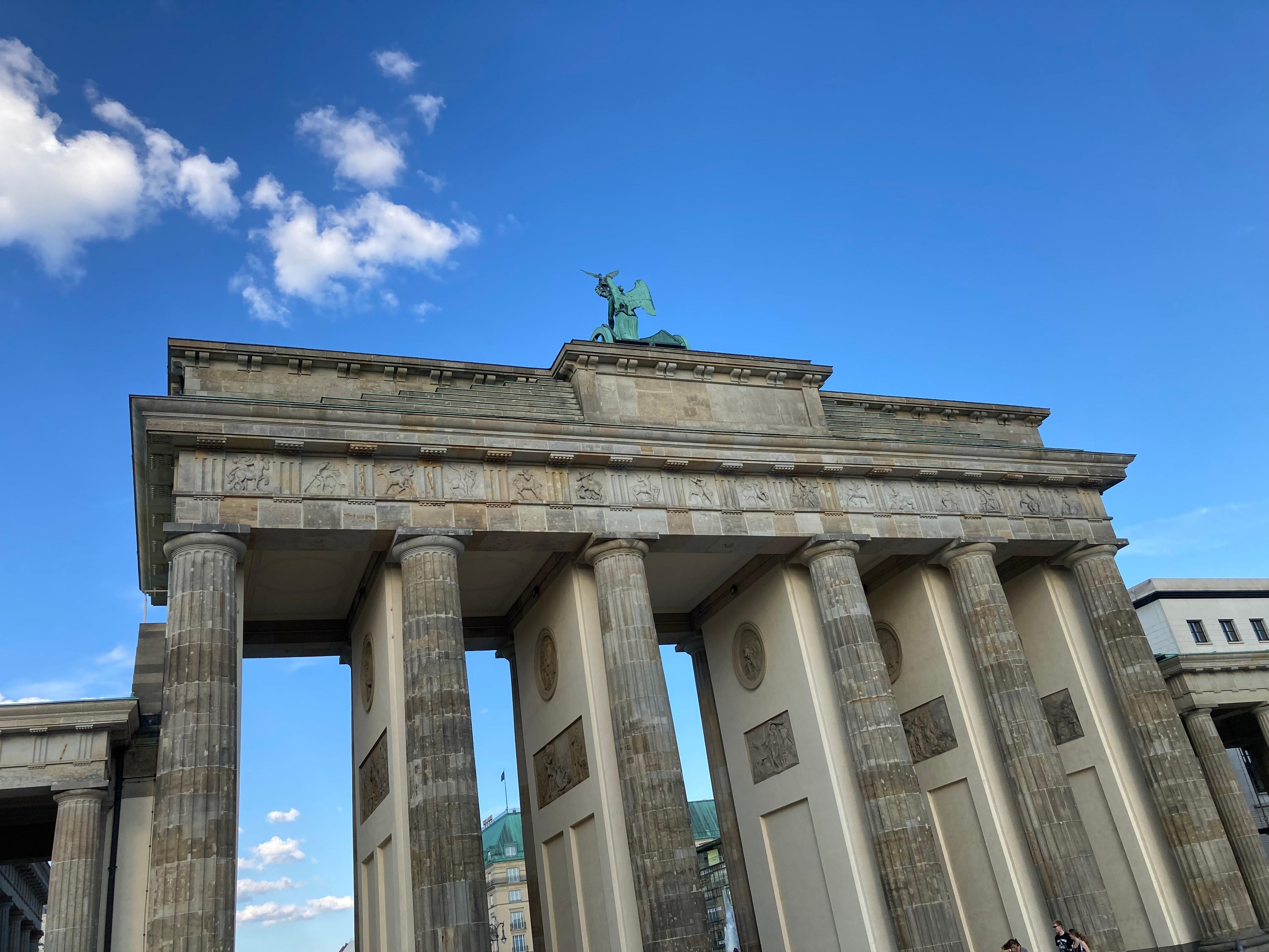 #Berlin #Blickwinkel #BrandenburgerTor #Architektur #Stadttor #Wahrzeichen #ReisenmitKindern #draußen #Himmel