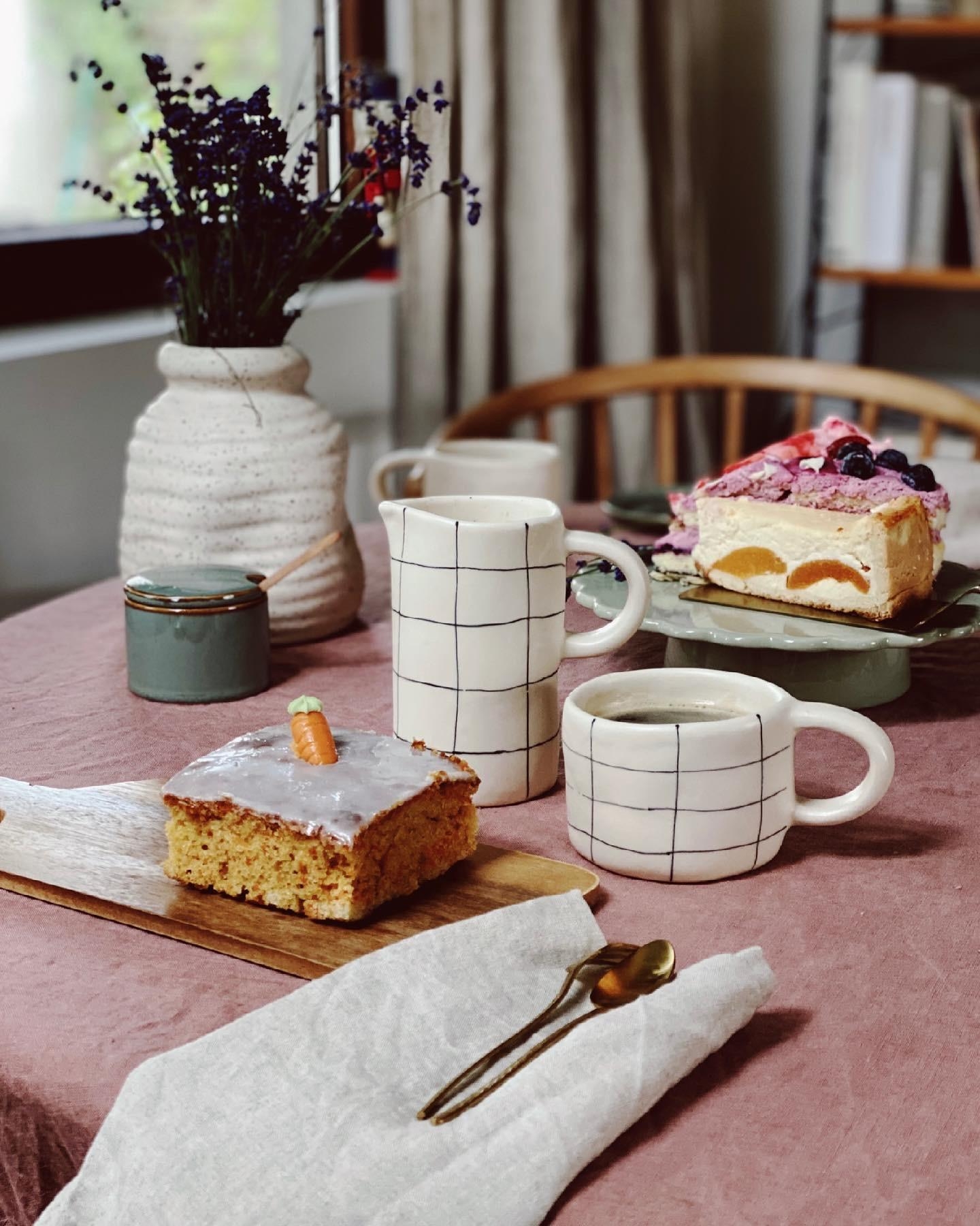 Bescheidenes Kuchenmahl; das geößte Stück ist gesichert 🤷🏻‍♀️🤤
#kuchenliebe #essplätzchen #skandi