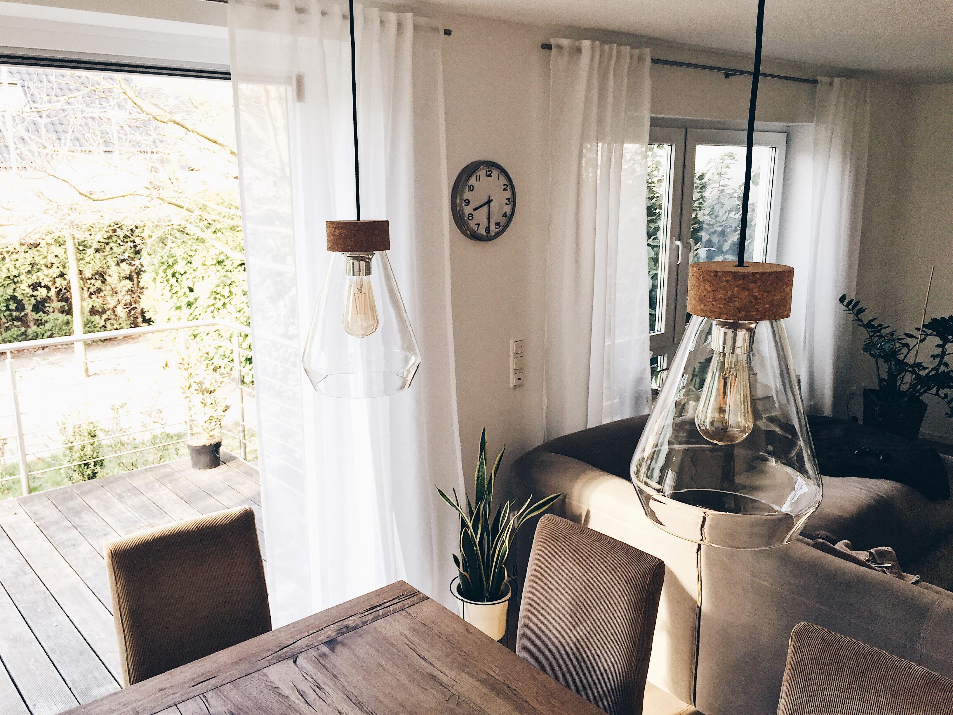 Besonders mag ich an unserem Wohnzimmer diese neuen #lampen 👍 #licht #eglo #glas #kork #home #esstisch