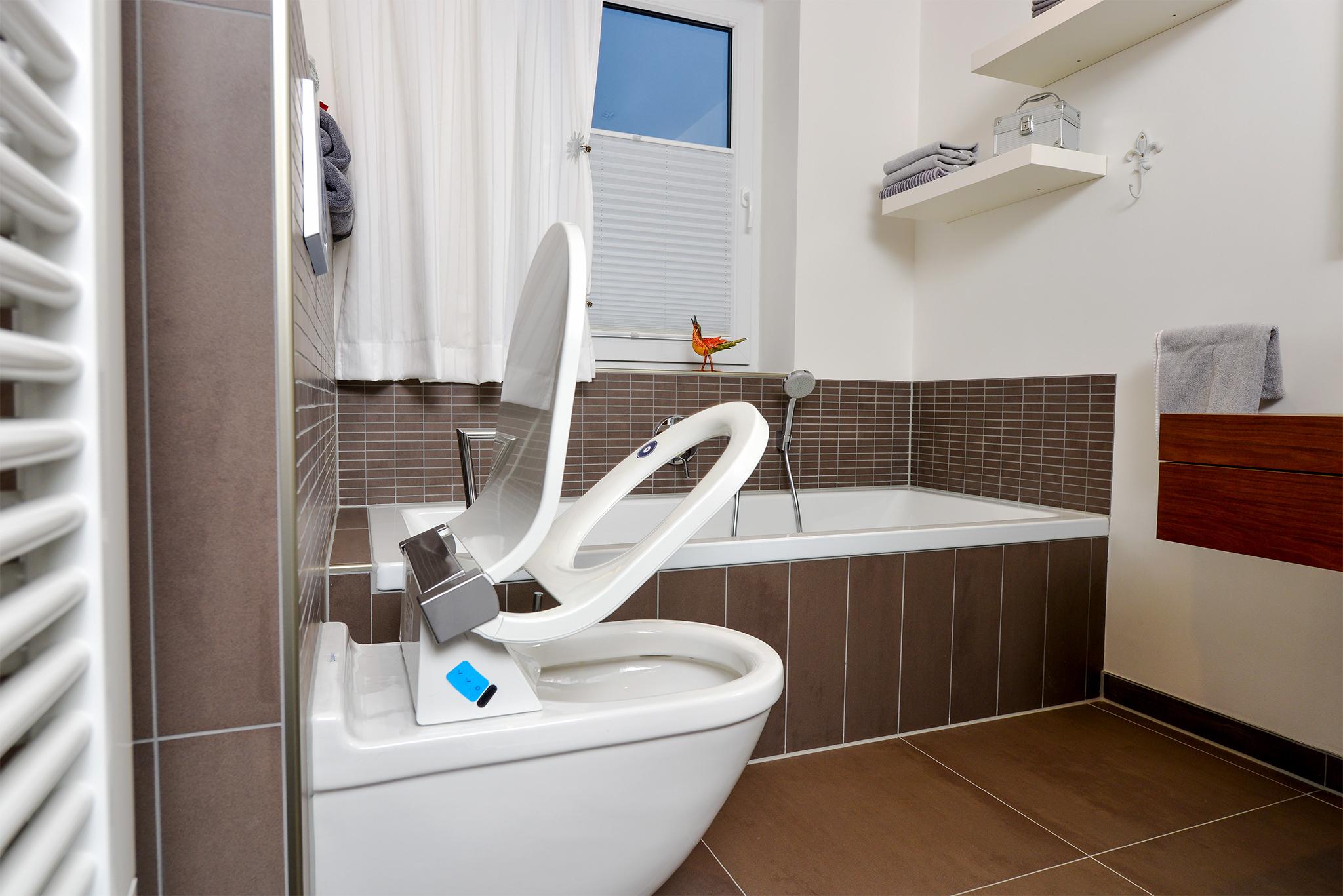 Besonders sanfte Hygiene dank Dusch-WC #badewanne #badezimmer #grauefliesen ©HEIMWOHL GmbH