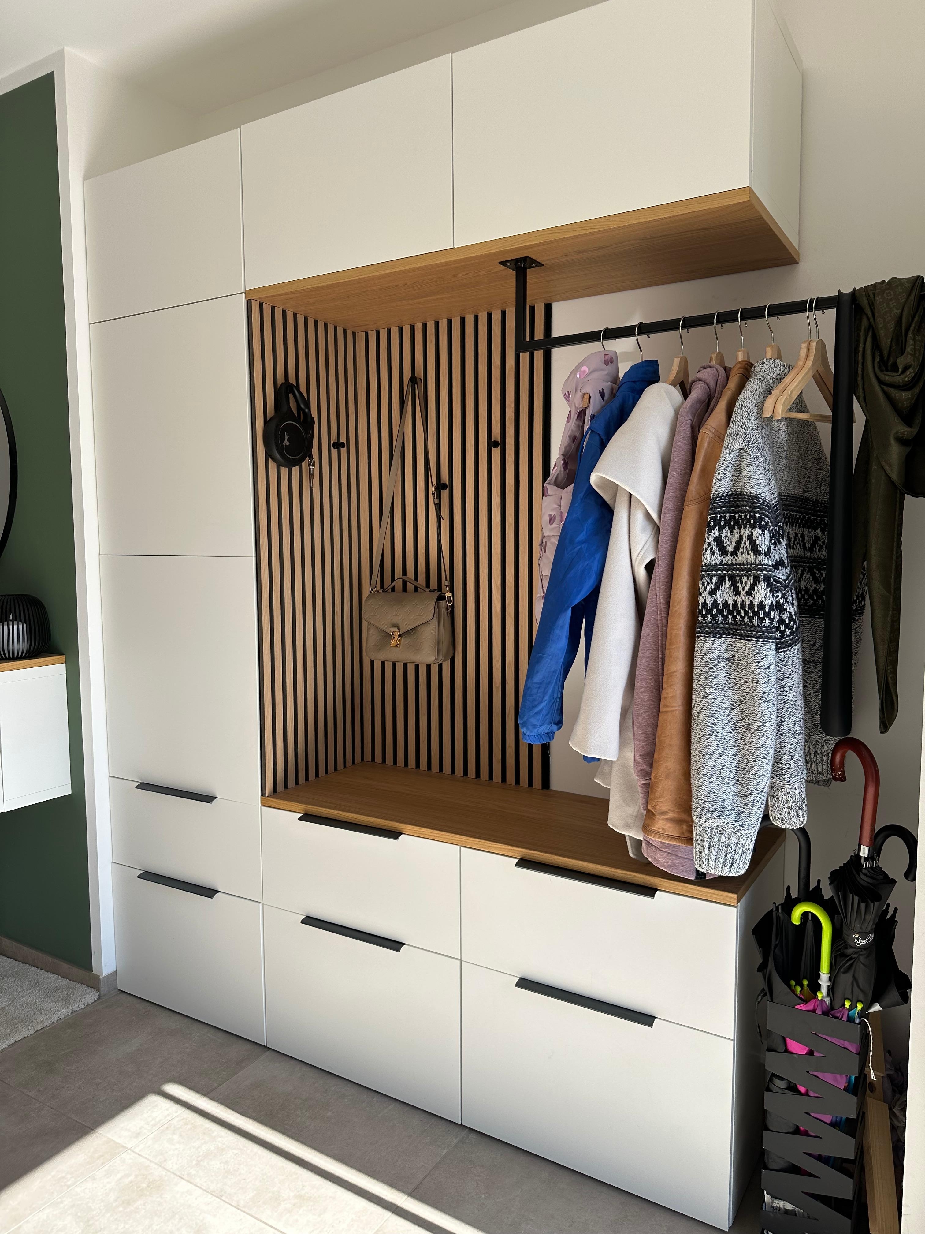 BESTÅ + Akustikpaneel = Flurliebe.
#ikeahack #garderobe #akustikpaneele #ordnungmitstil #cozynized #flur #eingangsbereich
