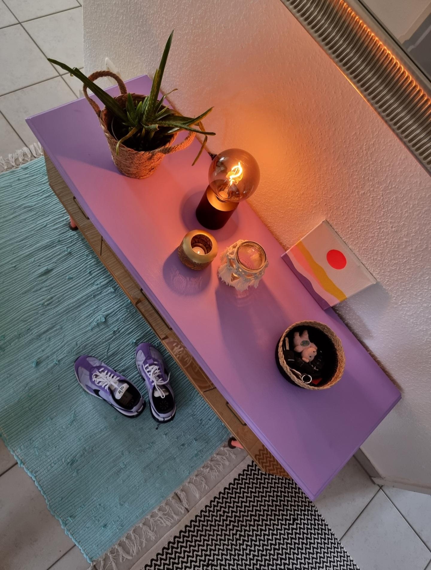 Beste Entscheidung: #midcentury #kommode #sideboard mit #farbe streichen 💜 #flur #sneakerlove 🫶 #vintage #diy #happy 