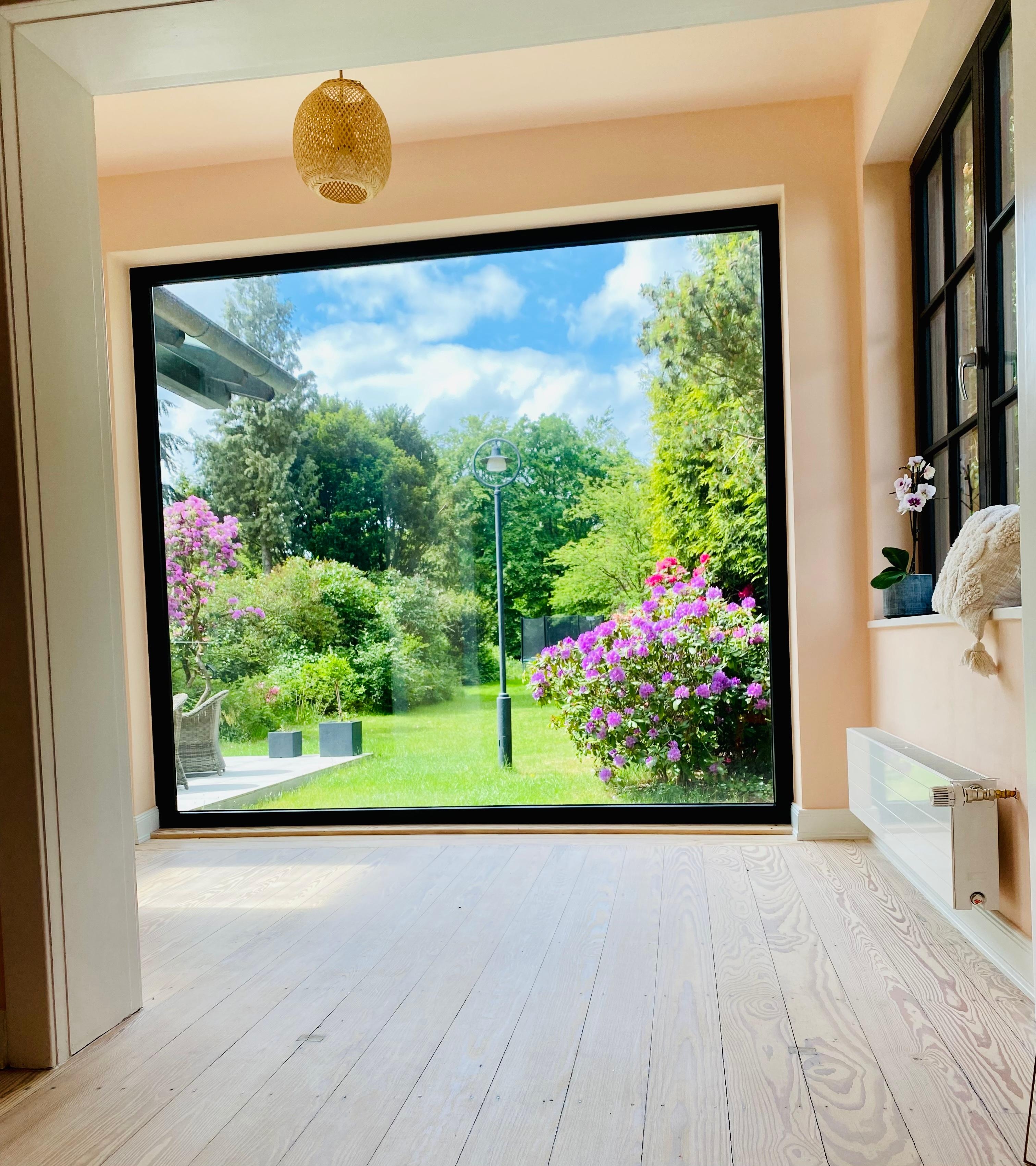 Beste Idee: bodentiefes Fenster mit freien Blick in den Garten 

#panoramafenster #gartenblick #scandistyle