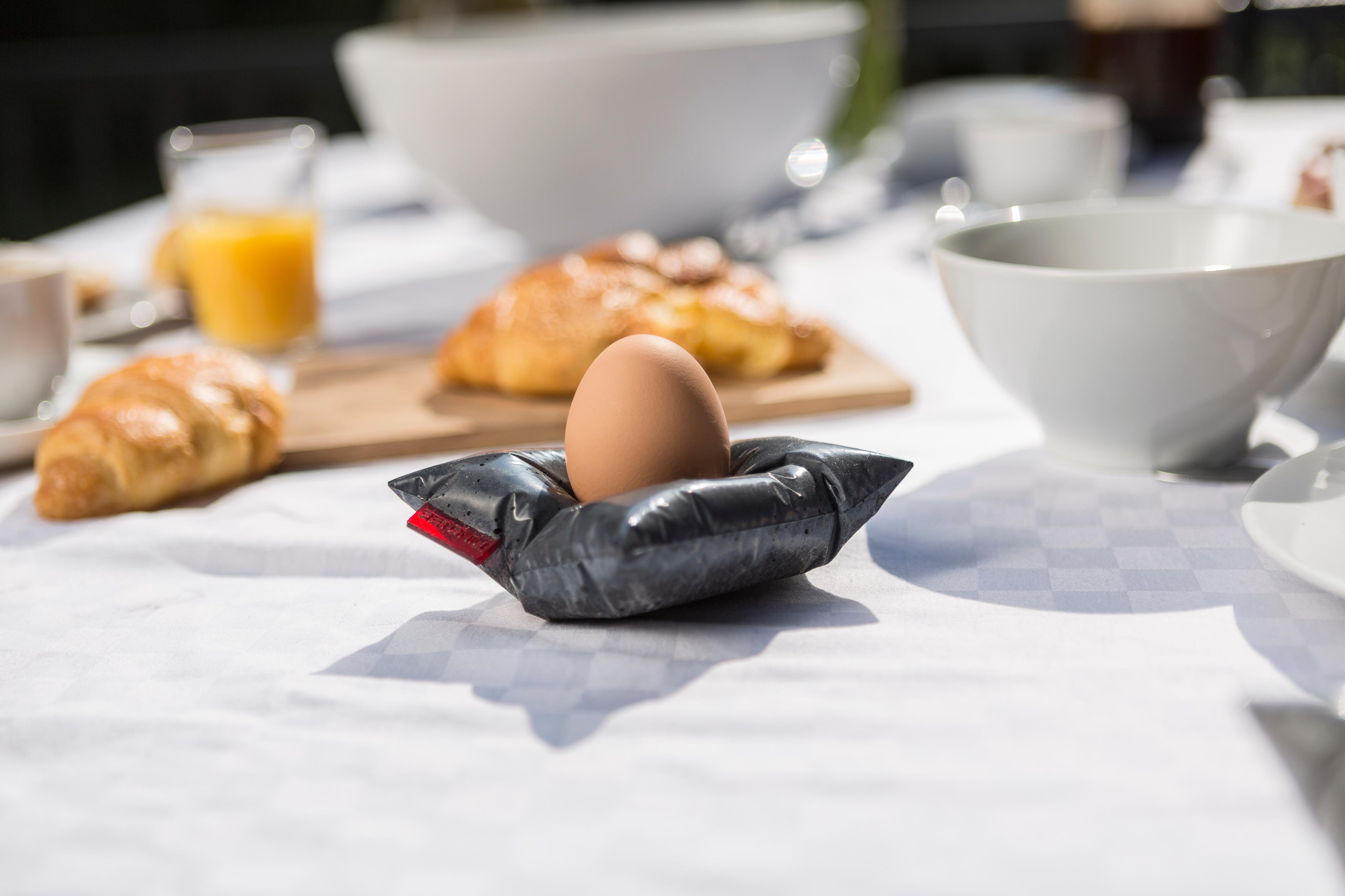 Beton-Eierbecher auf dem Frühstückstisch #kissen #aschenbecher ©Foto Betoniu Matthias Ritzmann