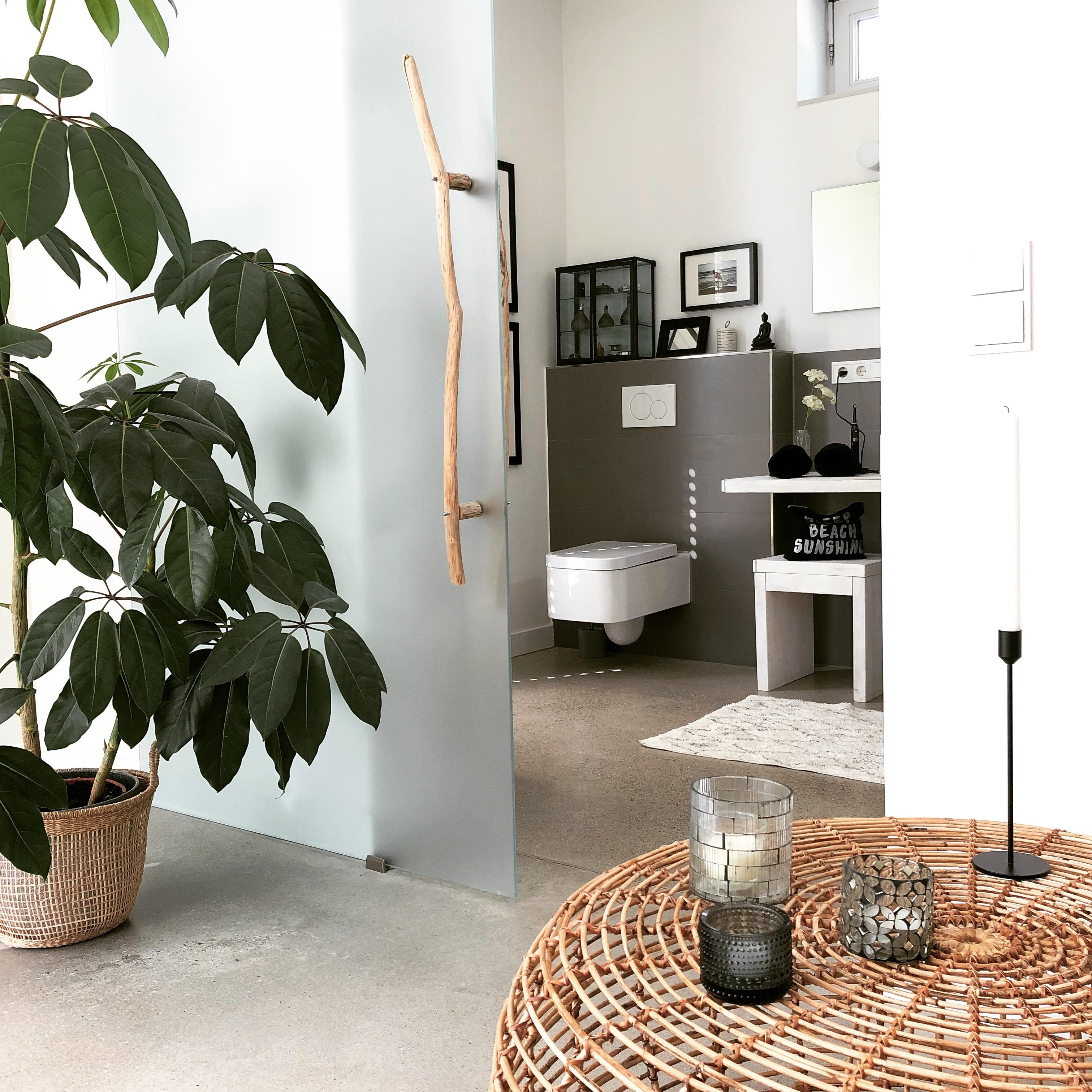 #betonboden  #Badezimmer #grey 

Diese Kombination mag ich 🖤 Beton und Bambustisch mit Blick ins Bad ! 