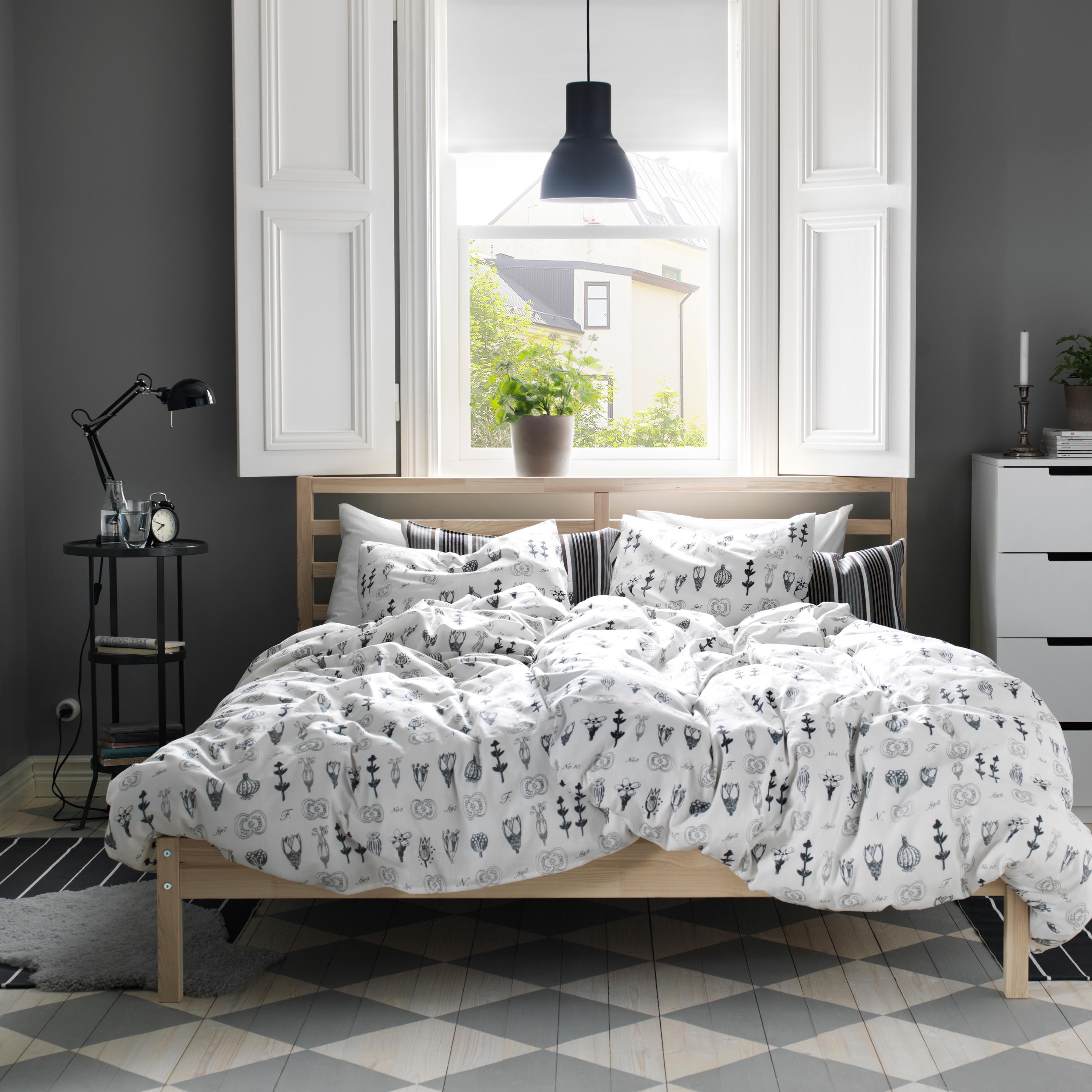 Bett aus Kiefer im klassischen Schlafzimmer #hängeleuchte #schwarzehängeleuchte #anthrazitwandfarbe ©Inter Ikea Systems B.V.