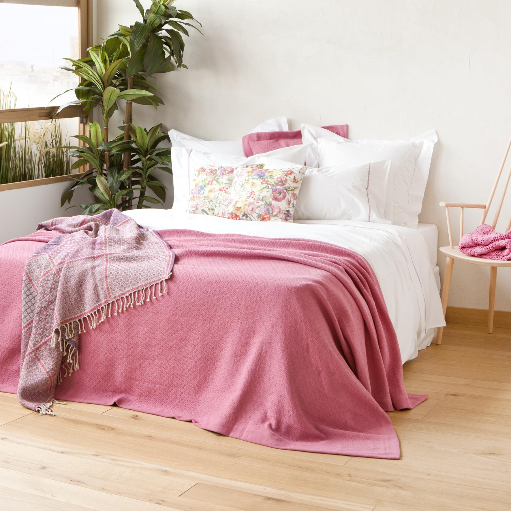 Bett mit rosafarbenen Tagesdecken #bett #holzstuhl #zarahome #zimmerpflanze ©Zara Home