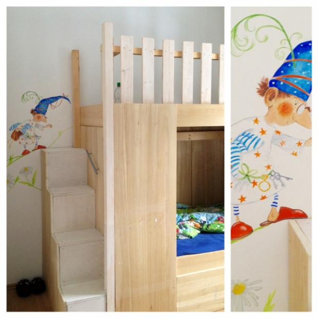 Bett mit Spielebene und Wandmalerei im Kinderzimmer #homestory
