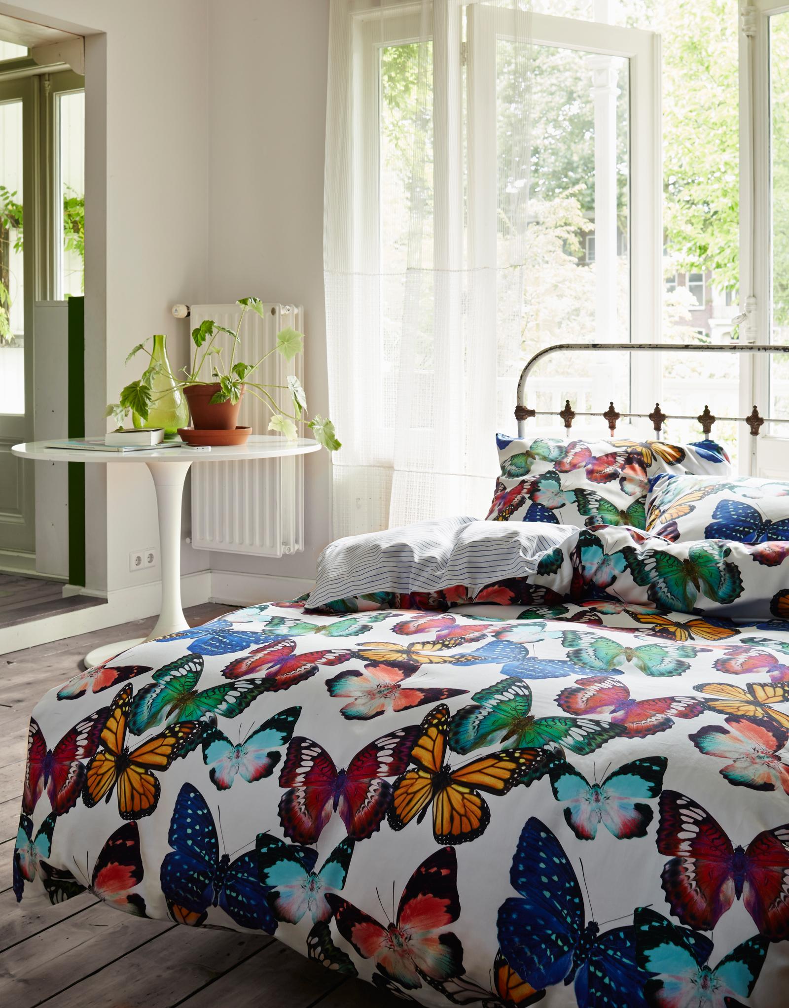 Bettbezug mit Schmetterlingen #dielenboden #bettwäsche #terrassentür ©Essenza Home/Vanezza