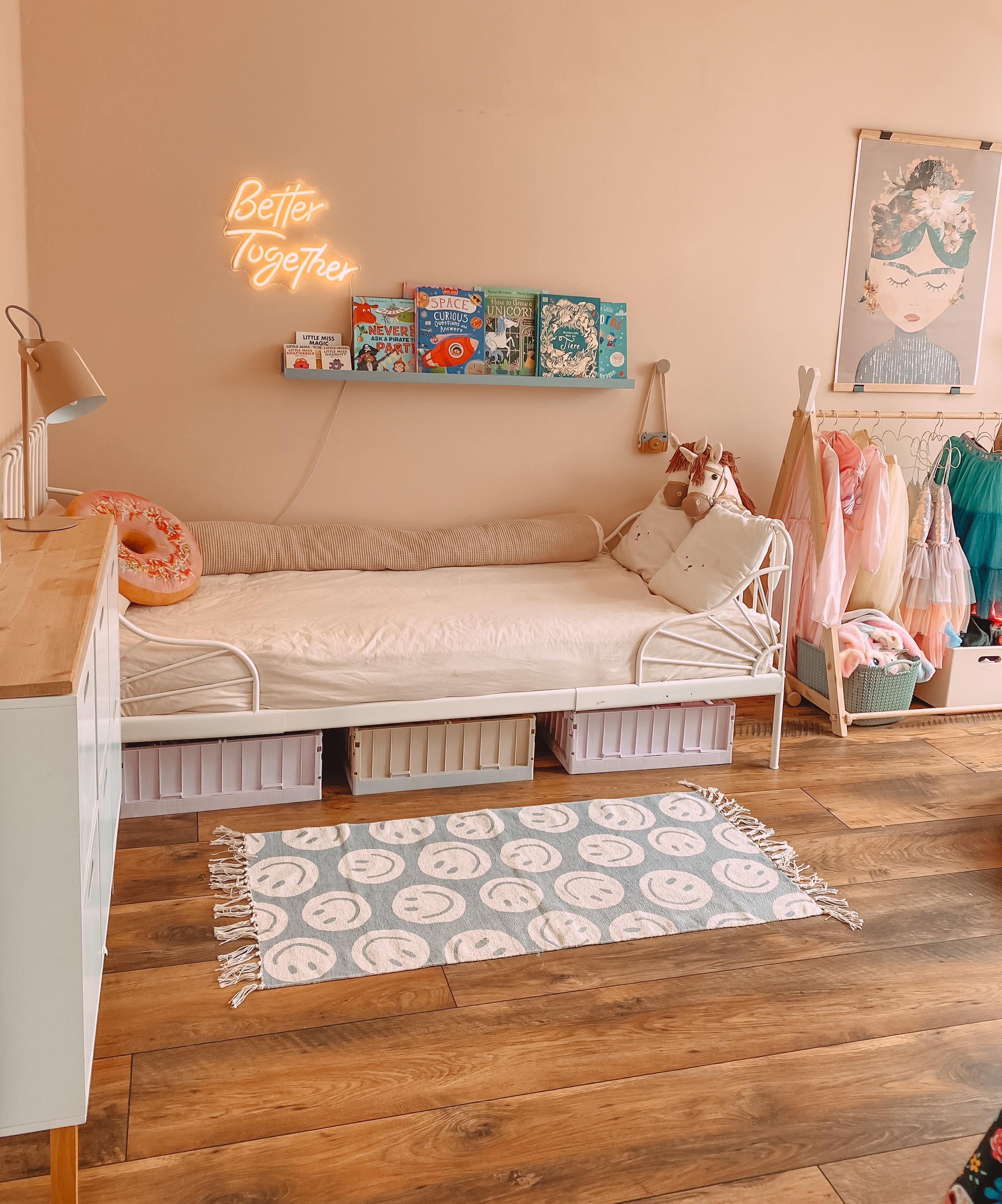 Better together ♥️ #mädchenzimmer #peachlove #aufbewahrungsbox #smileylove #ordnungimkinderzimmer #Fridaposter #diykleiderstange 