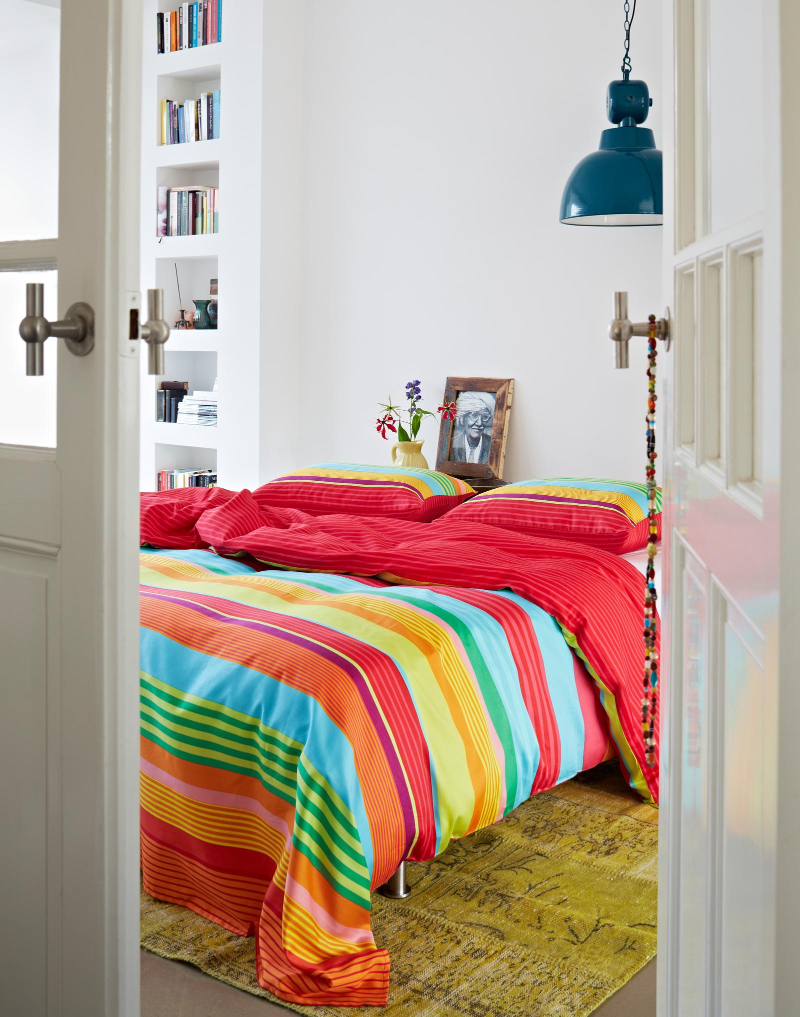 Bettwäsche als Dekoration einsetzen #wandregal #teppich #bettwäsche #buntebettwäsche ©Essenza Home/Covers & Co