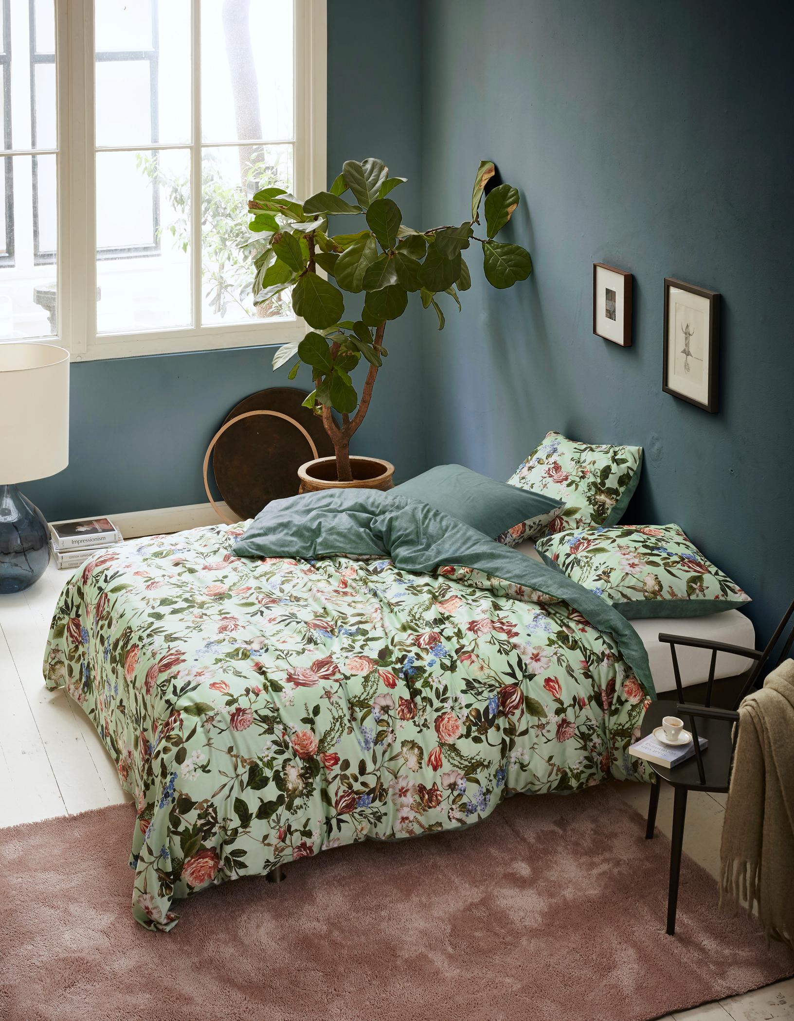 Bettwäsche mit floralem Muster #bett #teppich #bettwäsche #grauewandfarbe #zimmergestaltung ©Essenza Home/Essenza