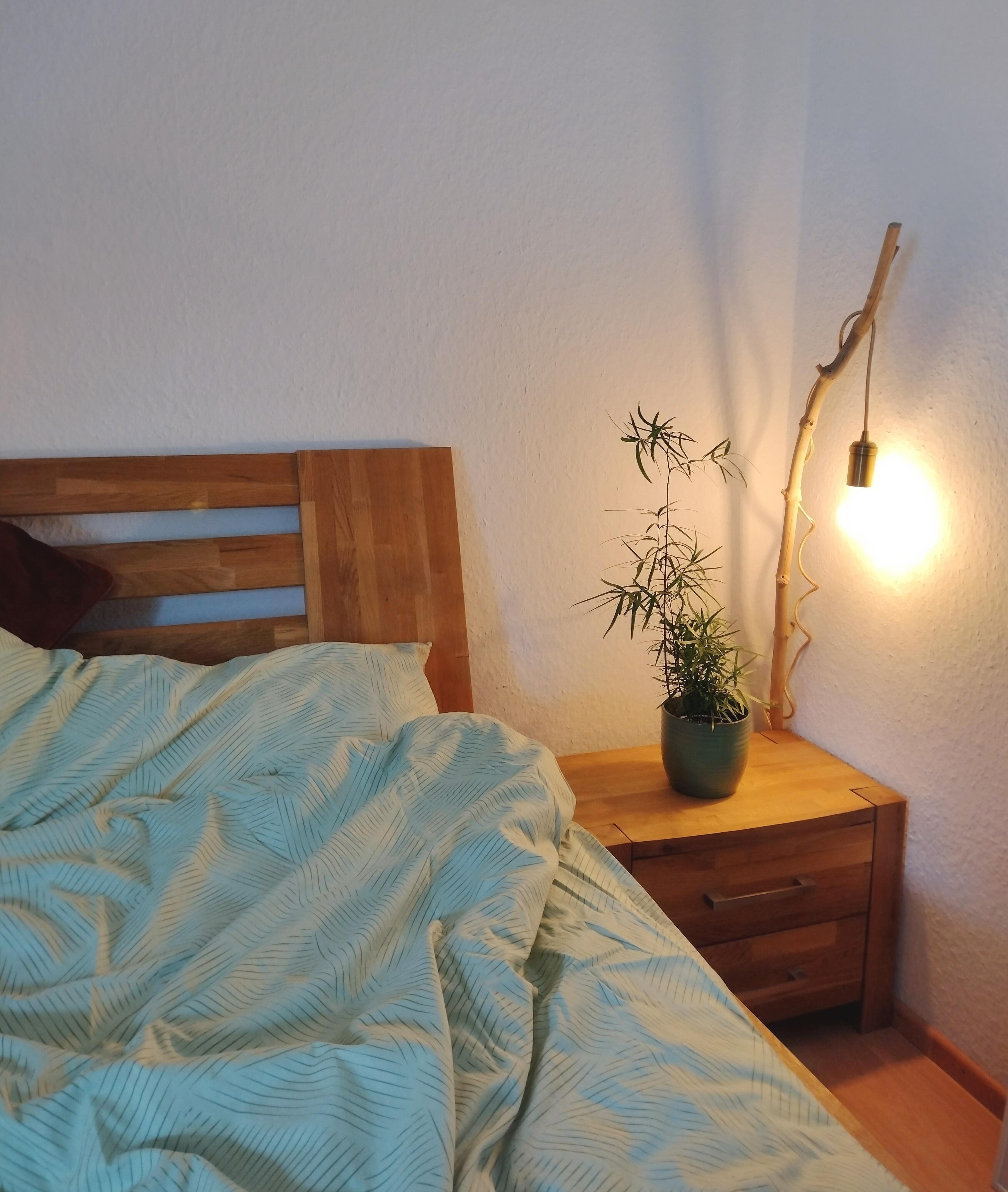 #bettwäsche #schlafzimmer #licht #bett #details #nachttisch #holzmöbel #eiche #pflanze #ast