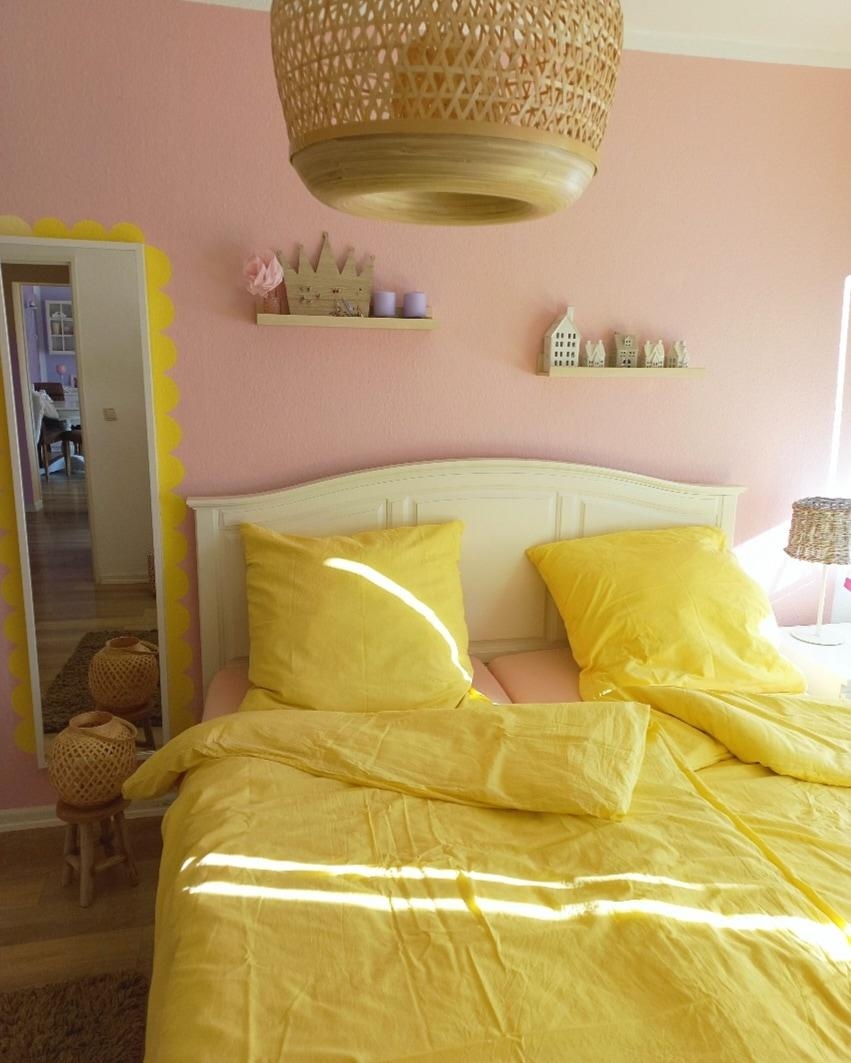 Bettwäsche und #Sonne strahlen um die Wette 💛 #schlafzimmer #wanddekoration #spiegel #bedroomstyling #gelb #bettwäsche #bett #colourful 
