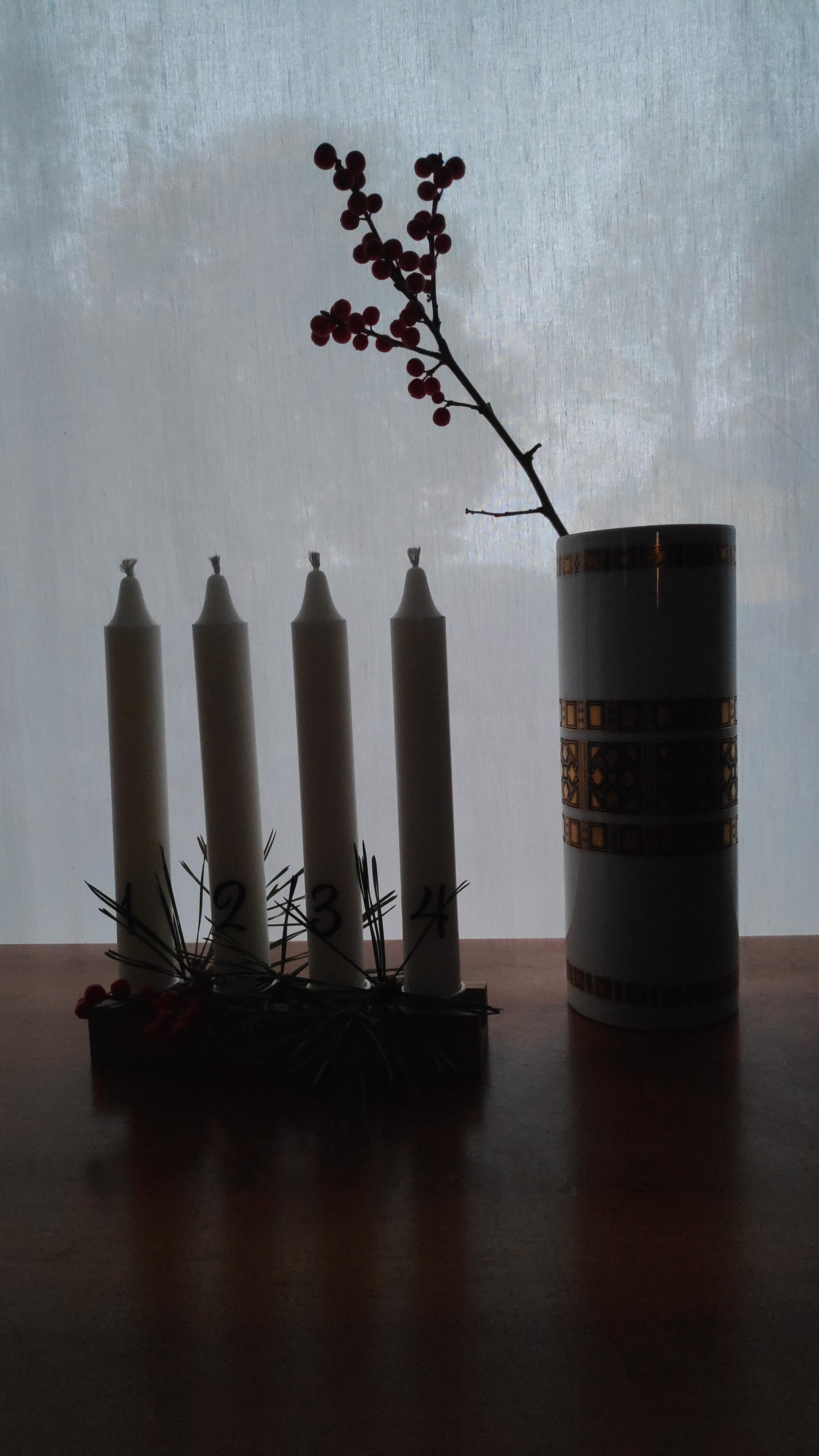 .Bevor Farben aufwachen.
#Adventskranz #Adventsleiste #Kerzen #Tradition #Adventsdeko #Blumenvase #Gold