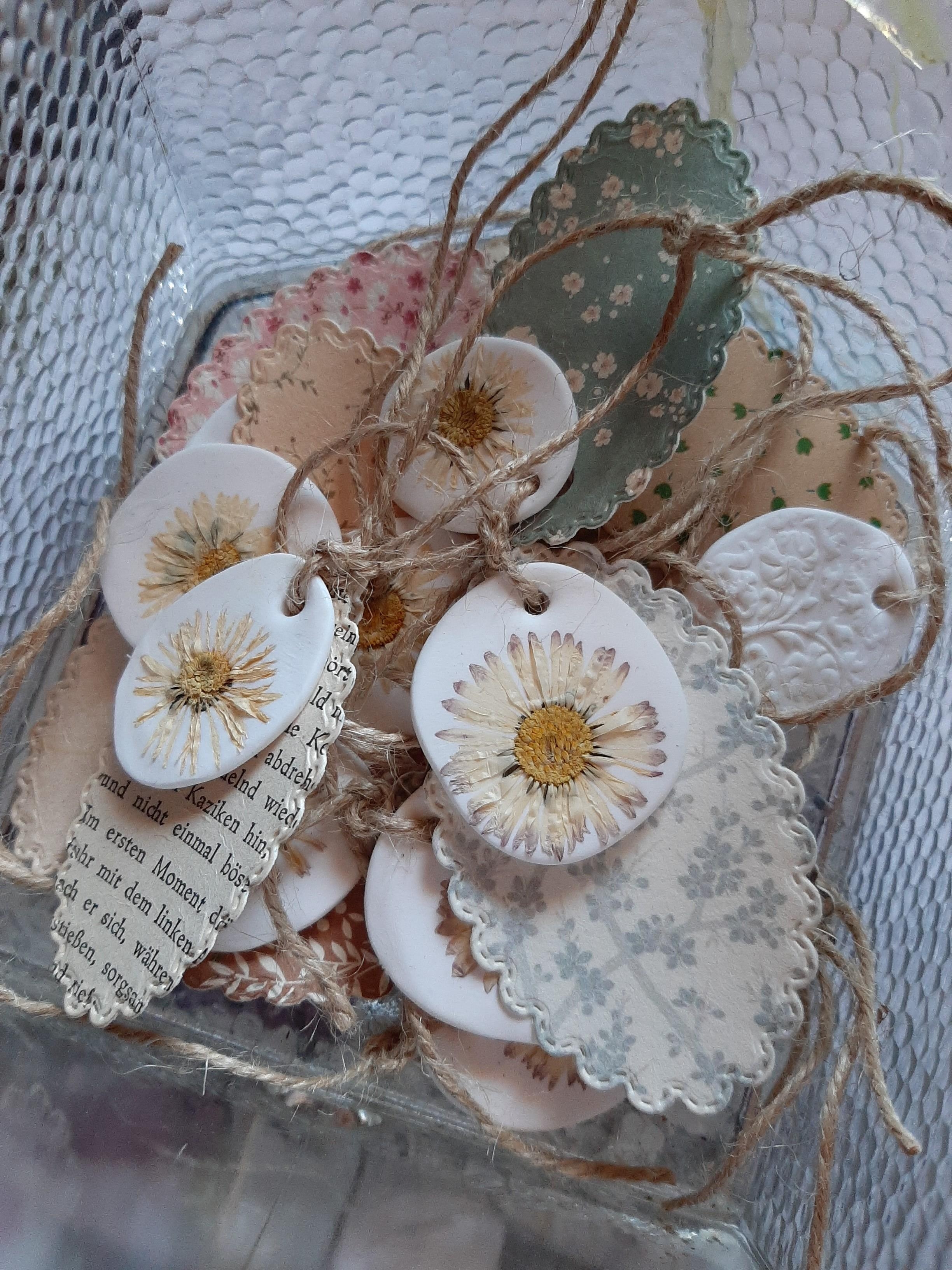 Bezaubernde Geschenkanhänger aus Fimo mit getrockneten Gänseblümchen #diy #couchliebt 