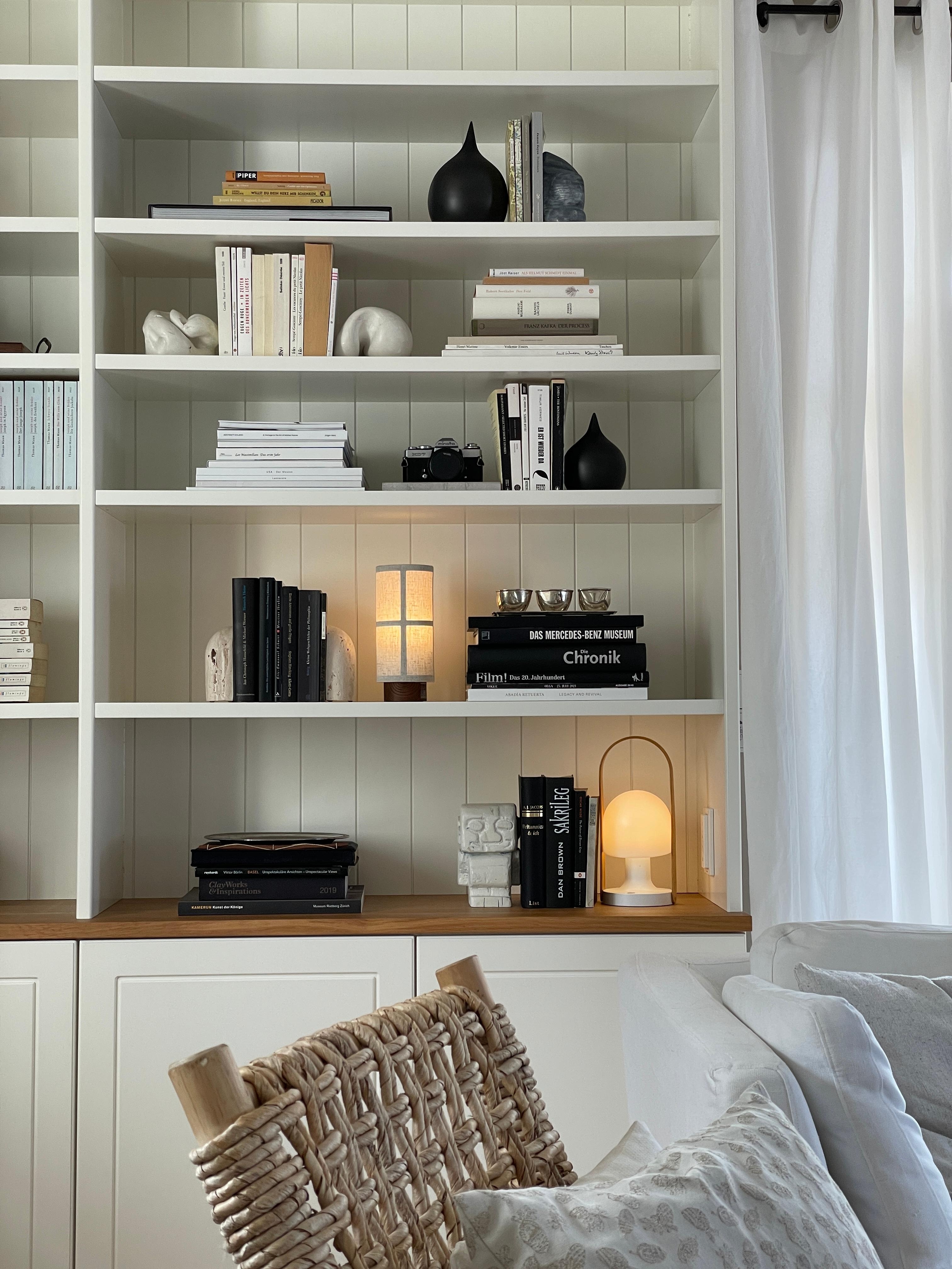 Bibliothek im Wohnzimmer mit portablen Akkulampen beleuchtet 
#wohnzimmer #bücher #bibliothek #bücherregal #regal 