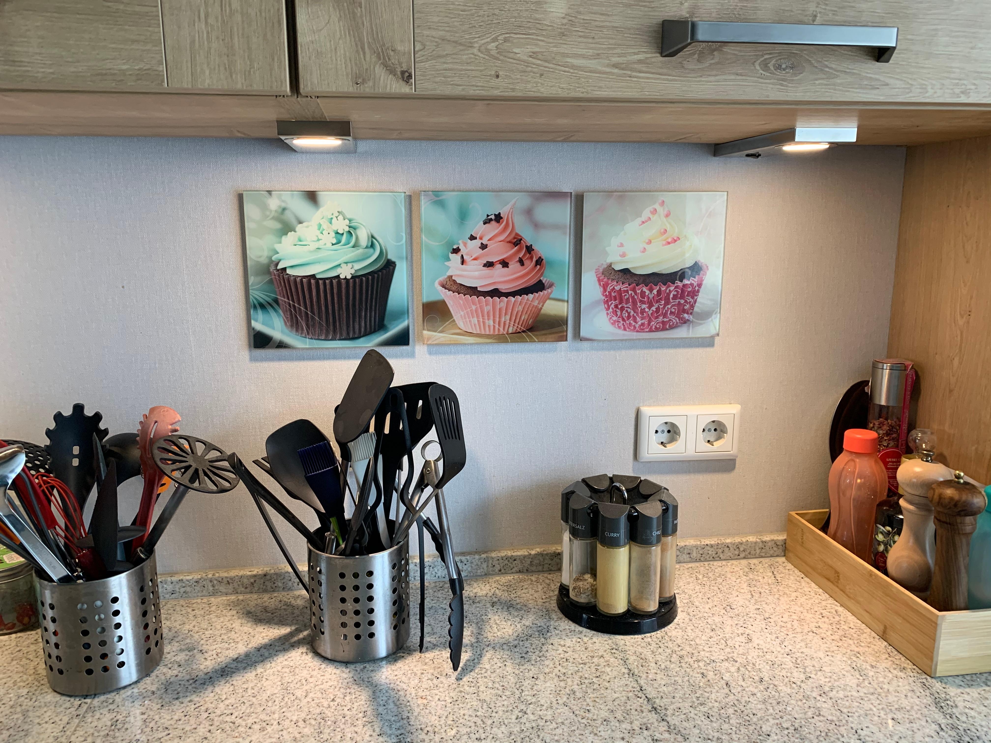 #bilder in der #küche umgehangen #cupcakes