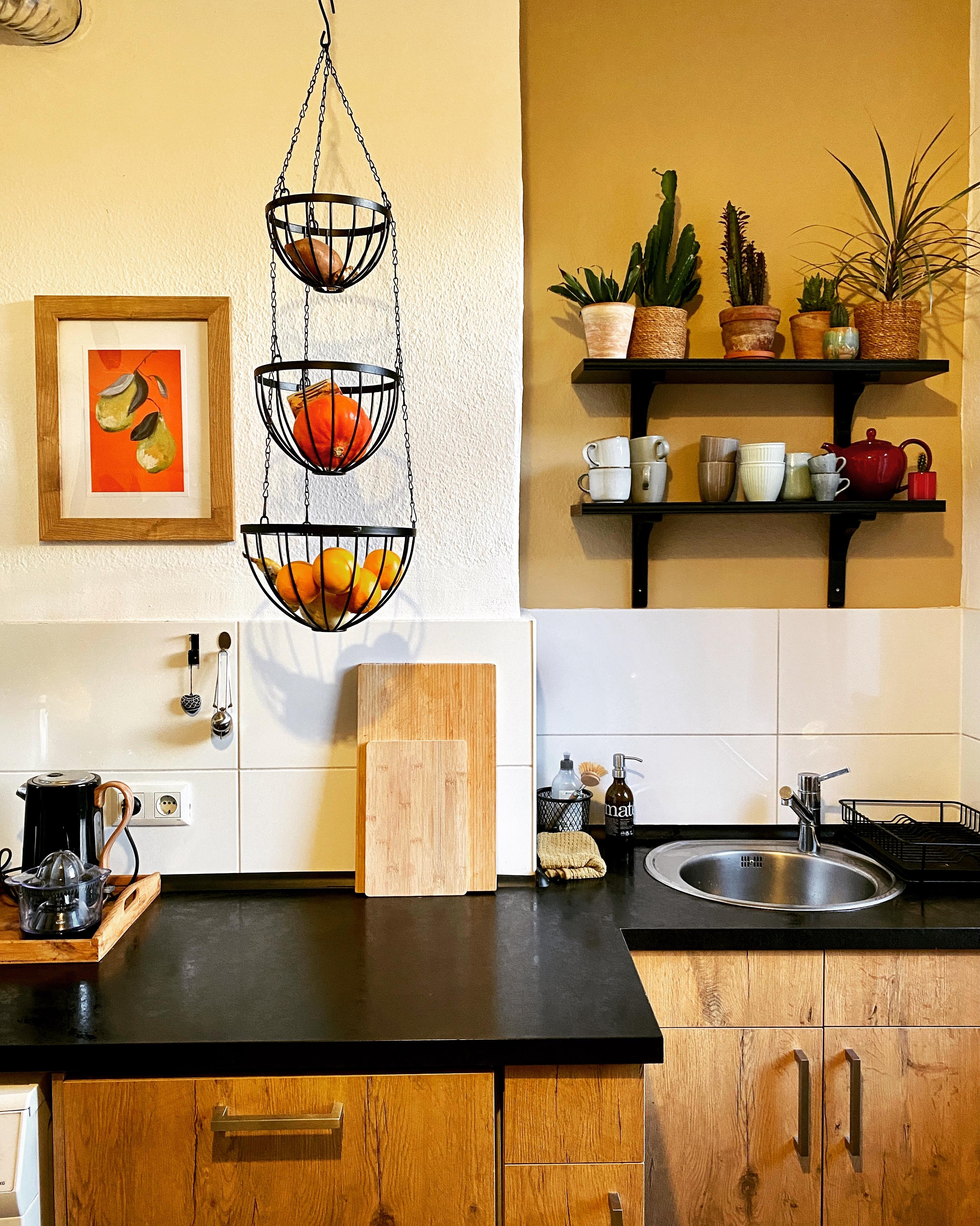 Birnen sind immer im Haus 🍐
#küche #wandfarbe #bild #kücheninspo #holz #schwarzeküche