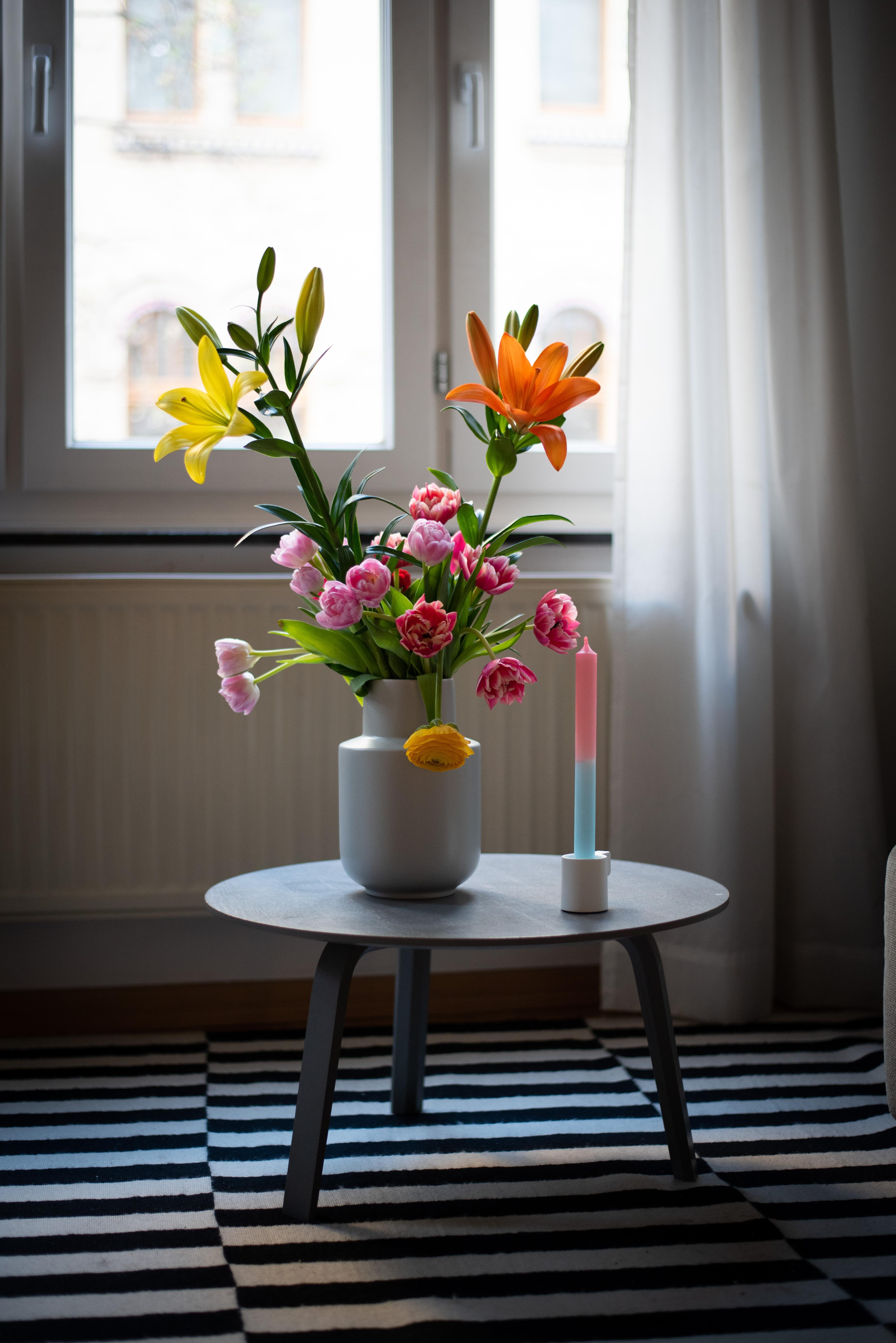 Bitte Frühling, komm ganz schnell #flowers #kerze #blumen #deko #wohnzimmer #beistelltisch #vase #interiorinspo