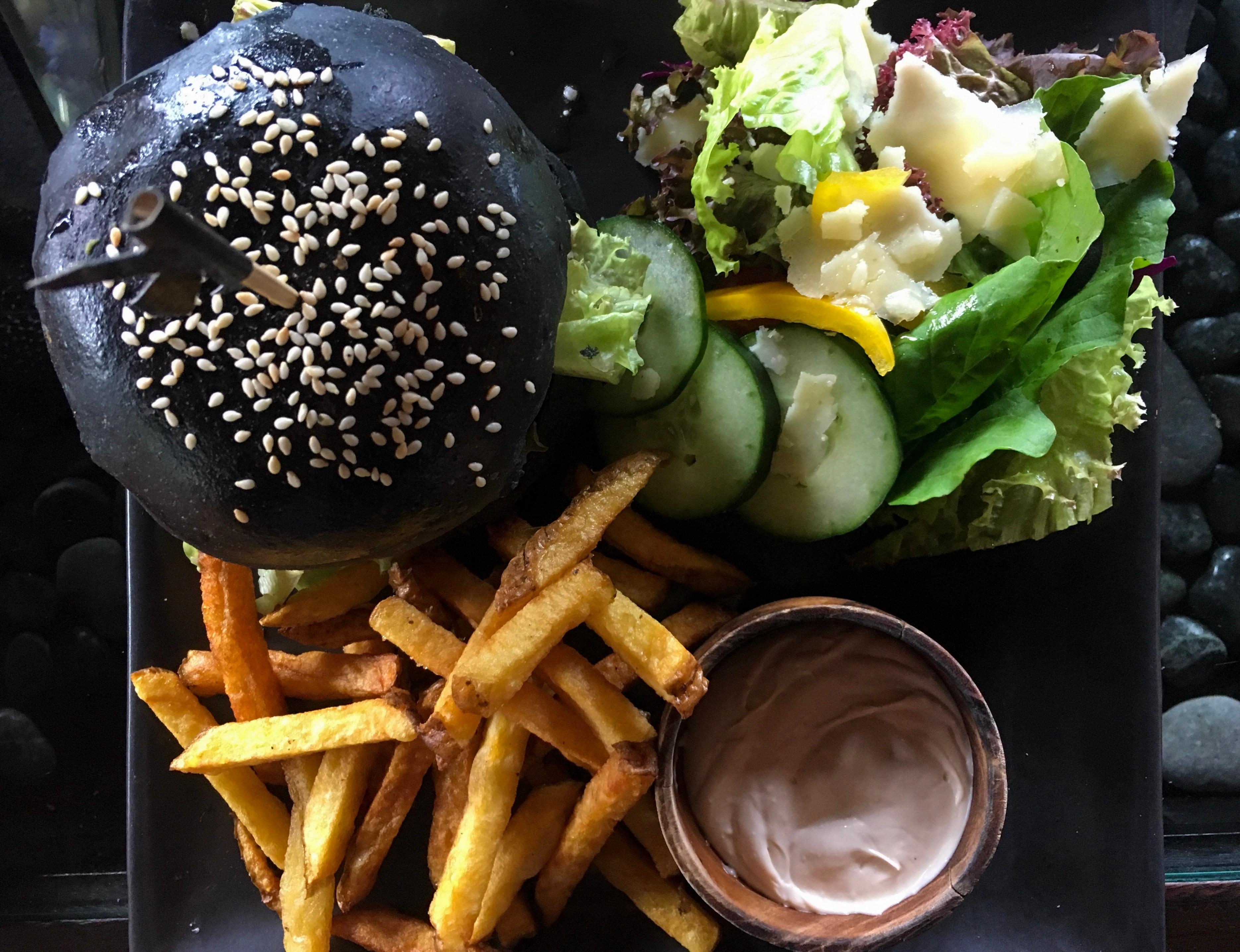 Black Beauty 🖤#fastfoodfriday #burgerliebe #pommes #vegan #veganfood #foodlover #burger