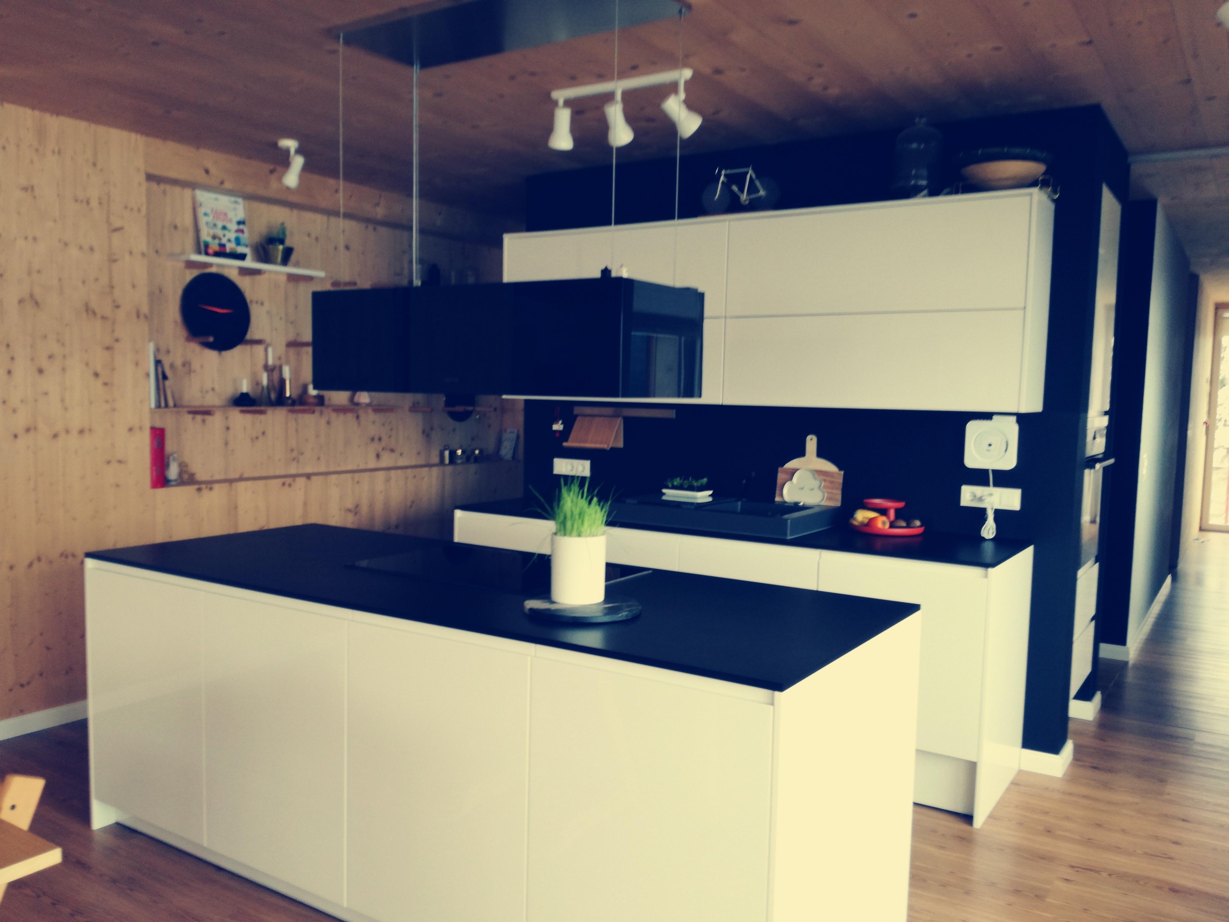 #blackandwhite #monochrome #kitchen #küche #schwarzweiß #hochglanz #plywood #handmade #itsimpleme #berbel #vitra 