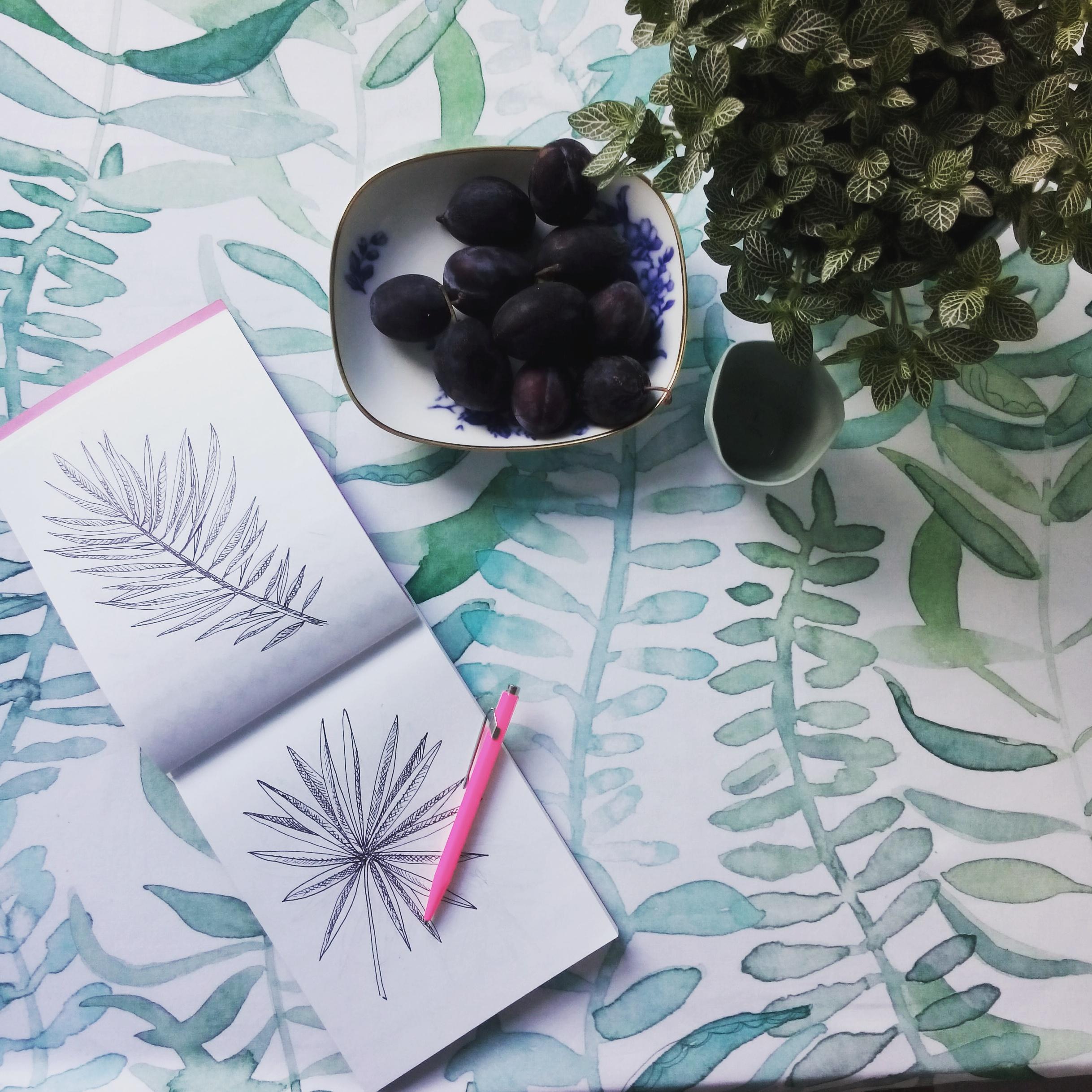 Blätter auf dem Tisch... echte, gedruckte und gezeichnete #tischdeko ©mademoiselle camille