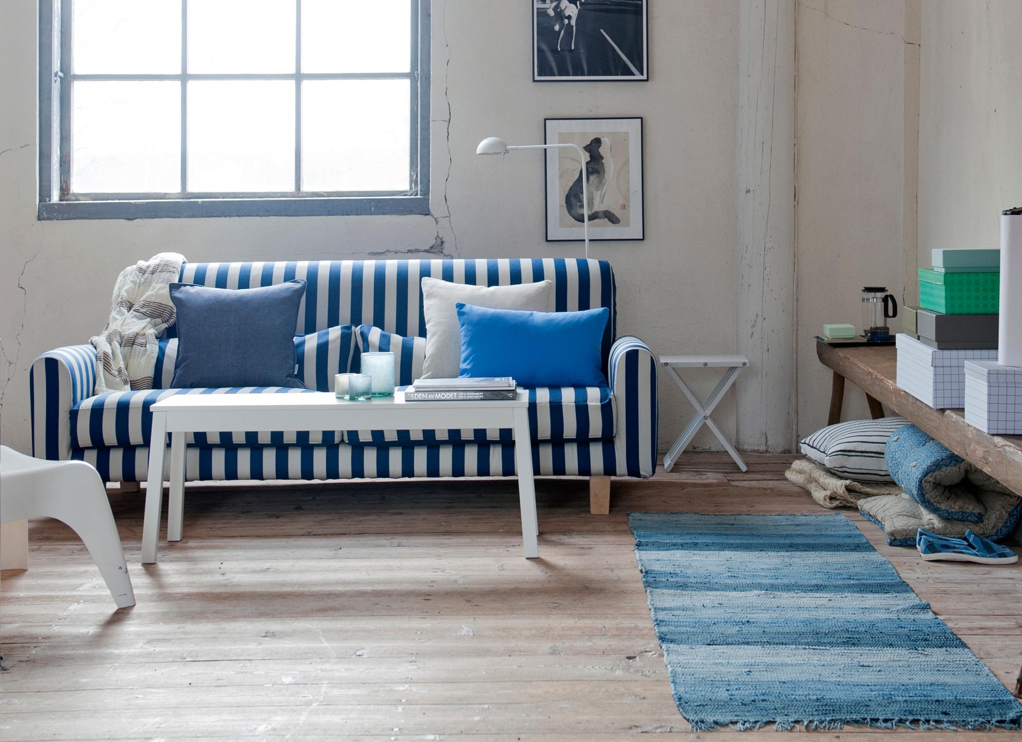 Blau-weiß gestreiftes Sofa #couchtisch #beistelltisch #stehlampe #holzbank #sofakissen #sofa #sitzkissen #weißercouchtisch #maritim #gestreiftessofa ©Bemz