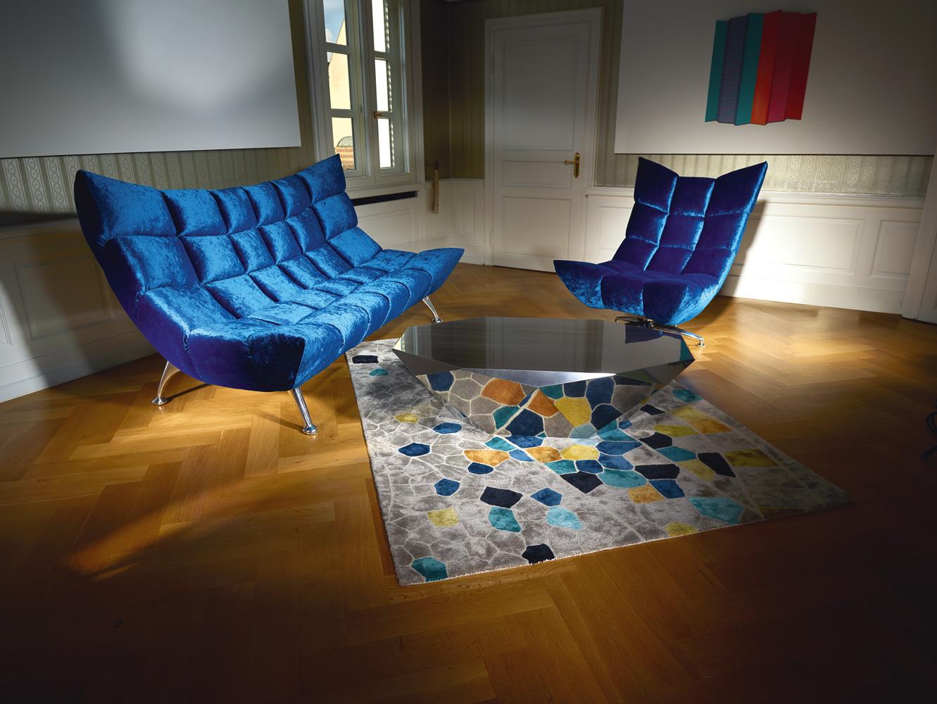Blaue Hochlehnersitzgruppe mit multicolor Teppich #couchtisch #teppich #samtsofa #silberfarbenercouchtisch ©Bretz, Design: Meera Rathai