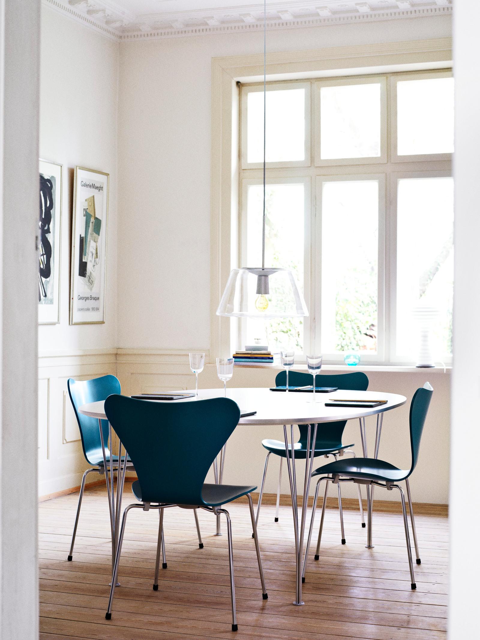 Blaue Holzstühle um runden Esstisch #dielenboden #esstisch #holzstuhl #runderesstisch ©Fritz Hansen/Sus Bojesen Rosenqvist