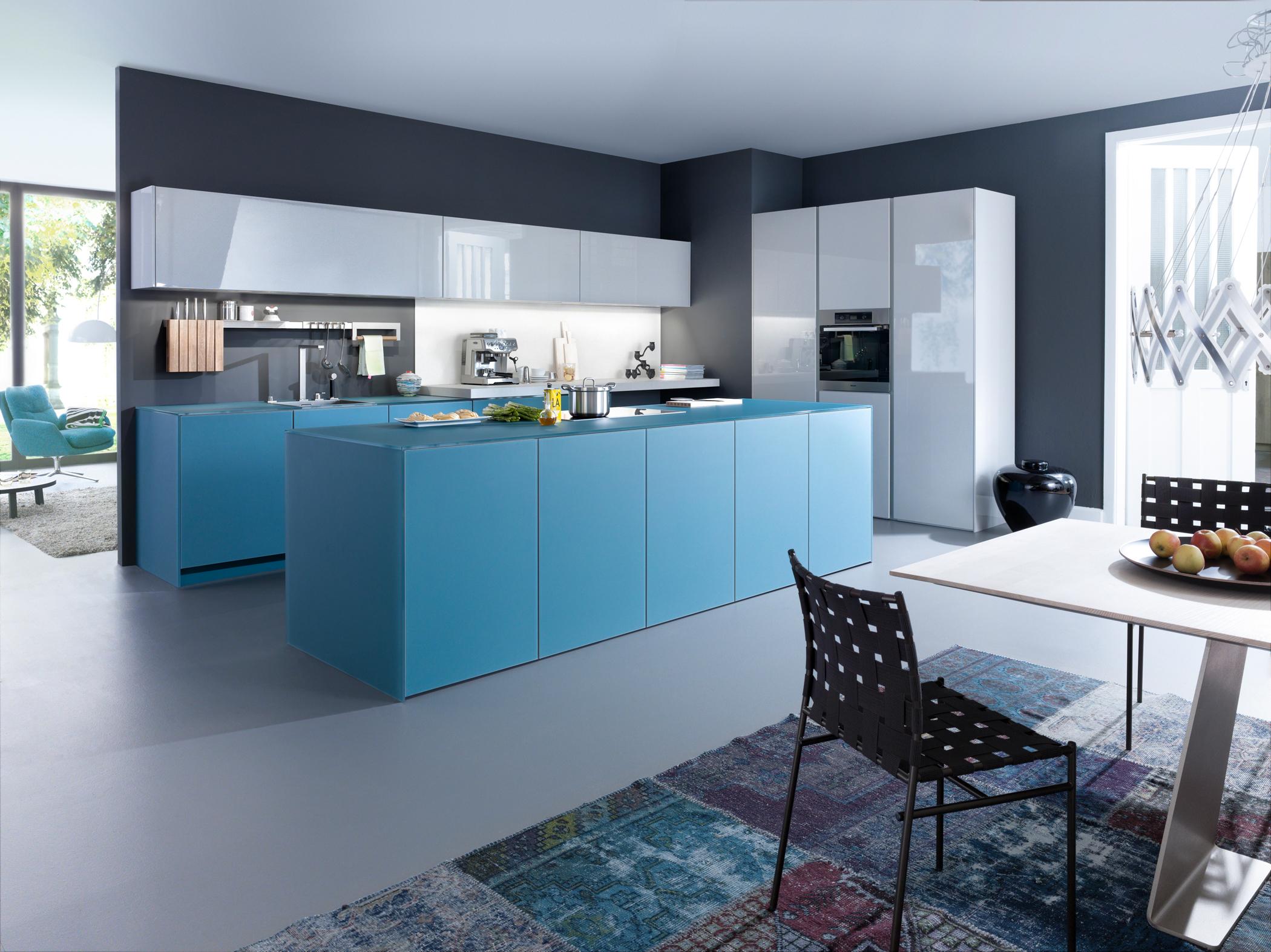 Blaue Küchenfronten #weißerküchenschrank ©Leicht Küchen