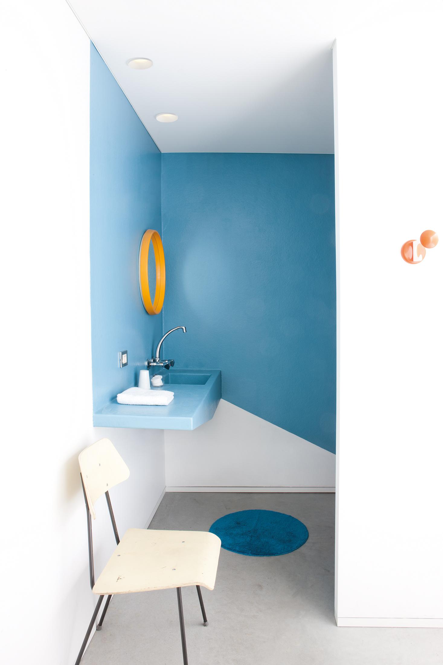 Blaue Wandgestaltung im kleinen Bad #badezimmer #runderspiegel #blauewandgestaltung #zimmergestaltung ©Modular Lighting Instruments