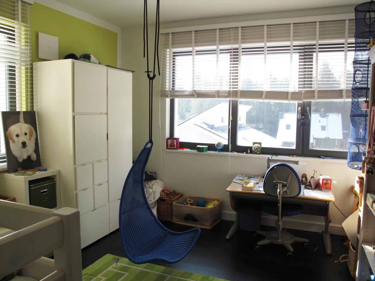 Blauer Hängesessel im Kinderzimmer #spielzimmer #hängesessel #grünewandfarbe ©scout for location