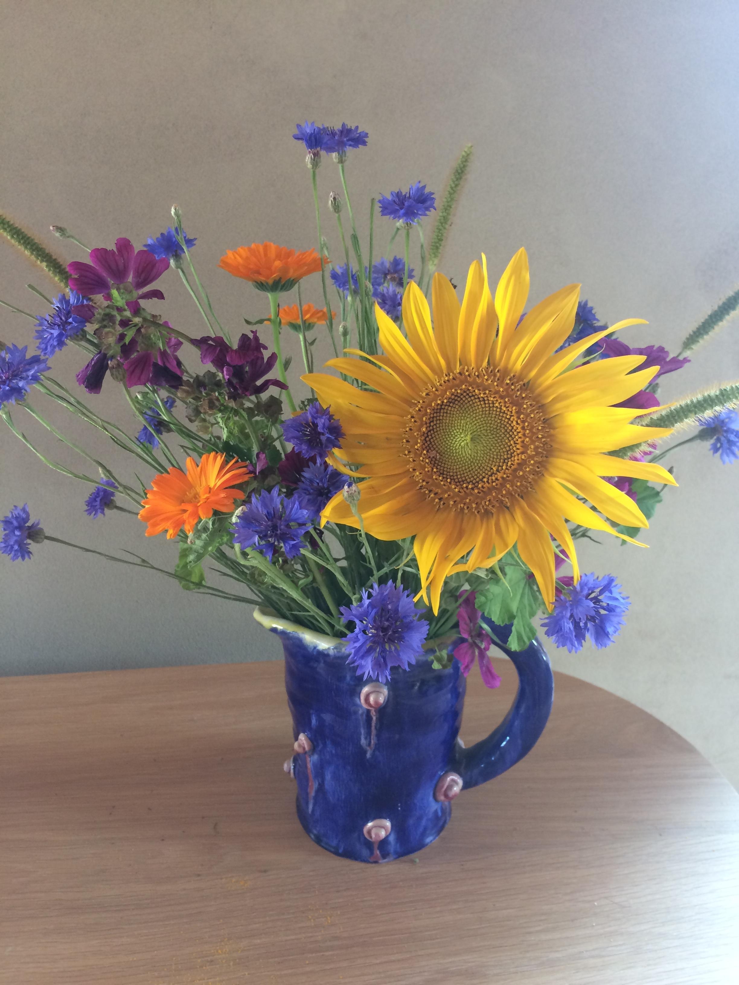 Blauer Himmel mit Sonne 😉 #freshflowerfriday #sonnenblumen #kornblumen #ringelblume #flower 