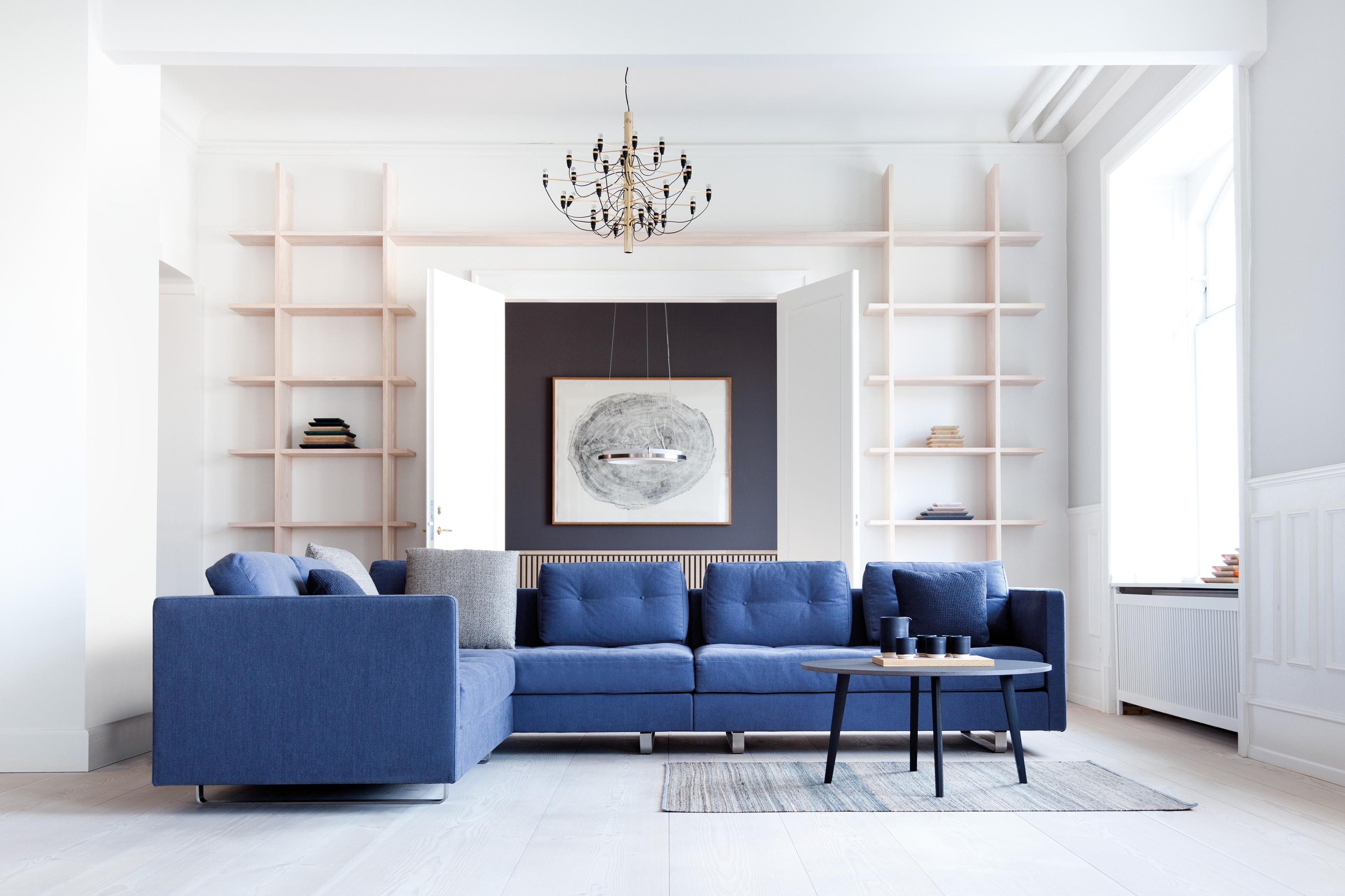 Blaues Ecksofa im hellen Wohnbereich #couchtisch #wohnzimmer #ecksofa #kronleuchter #sofa #blauessofa ©Erik Jørgensen