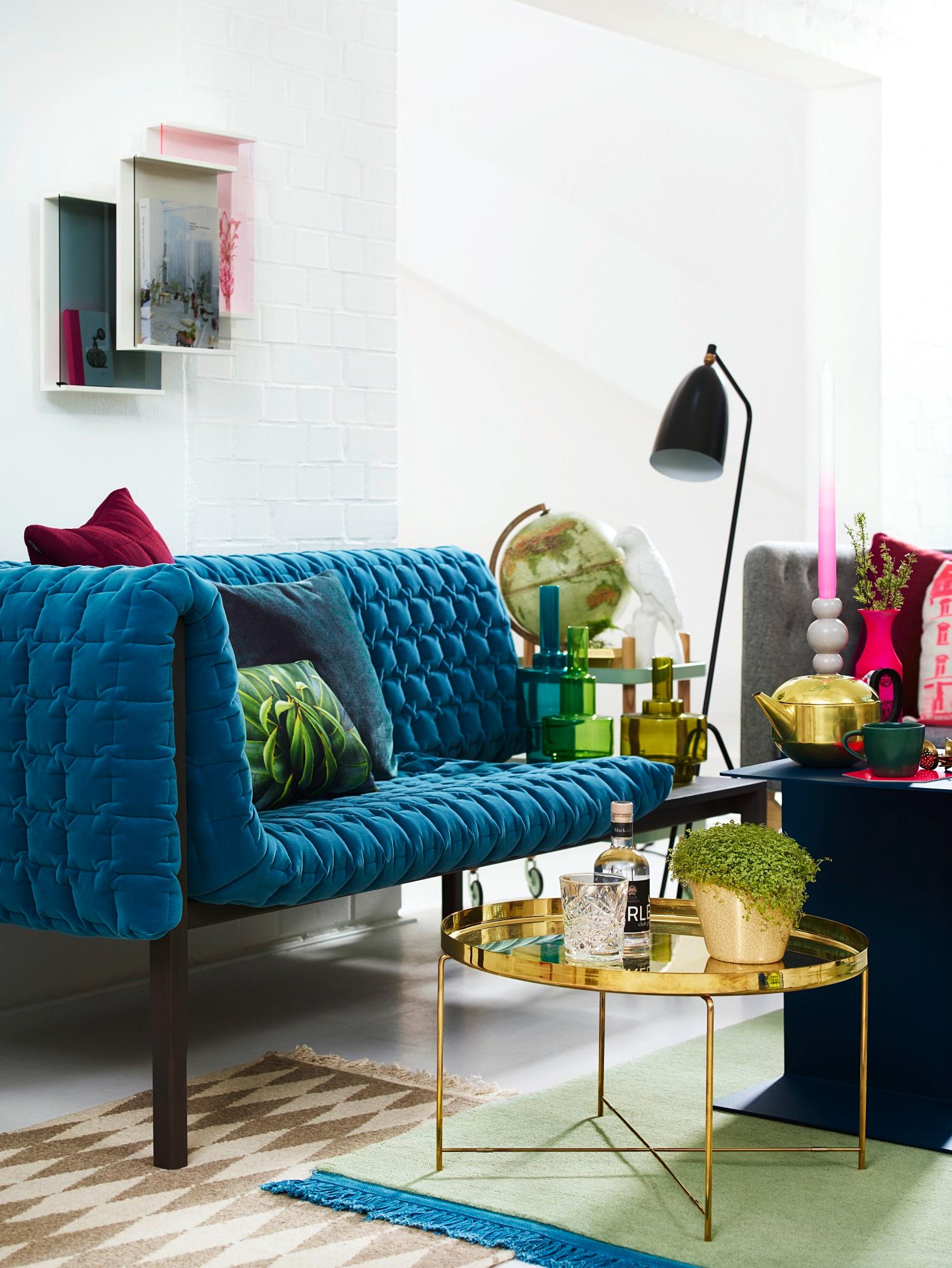 Blaues Sofa #couchtisch #eklektisch #teppich #kissen #sofa #blauessofa #globus #tisch #teekanne ©Stilwerk