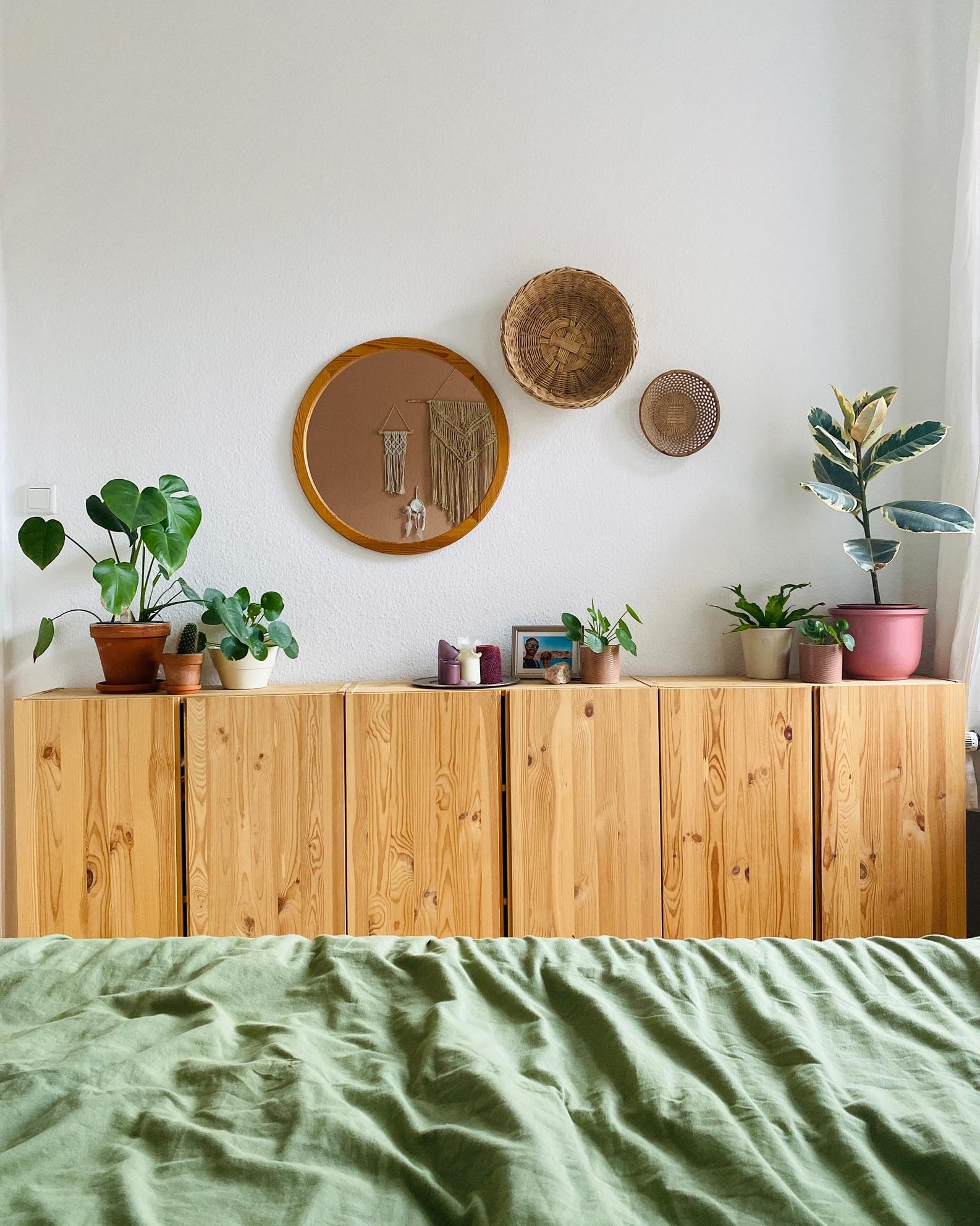 Blick auf meine Lieblingsschlafzimmerwand 🪴 #ivar #schlafzimmer #wandgestaltung #plants #bett #boho #cozy #kommode 