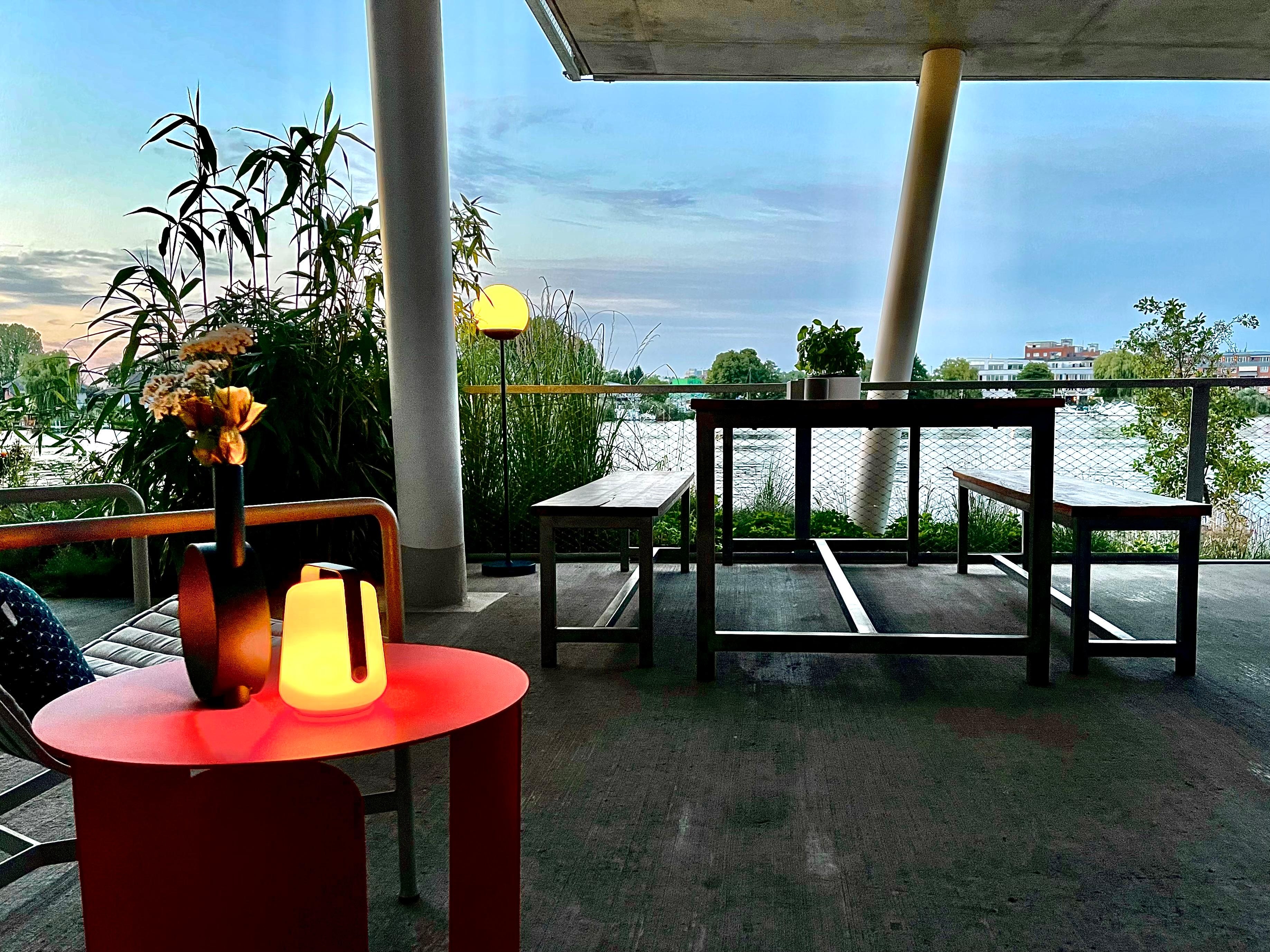 Blick auf unsere Terrasse und einer tollen Abendstimmung. #neuhier #summerfeeling #terrasse #Abendstimmung