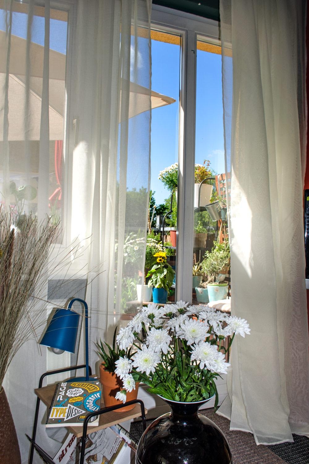 Blick aus dem Wohnzimmer auf den Balkon #balkon #wohnzimmer #livingroom #balcony #blumen #flowers #eclectic #boho