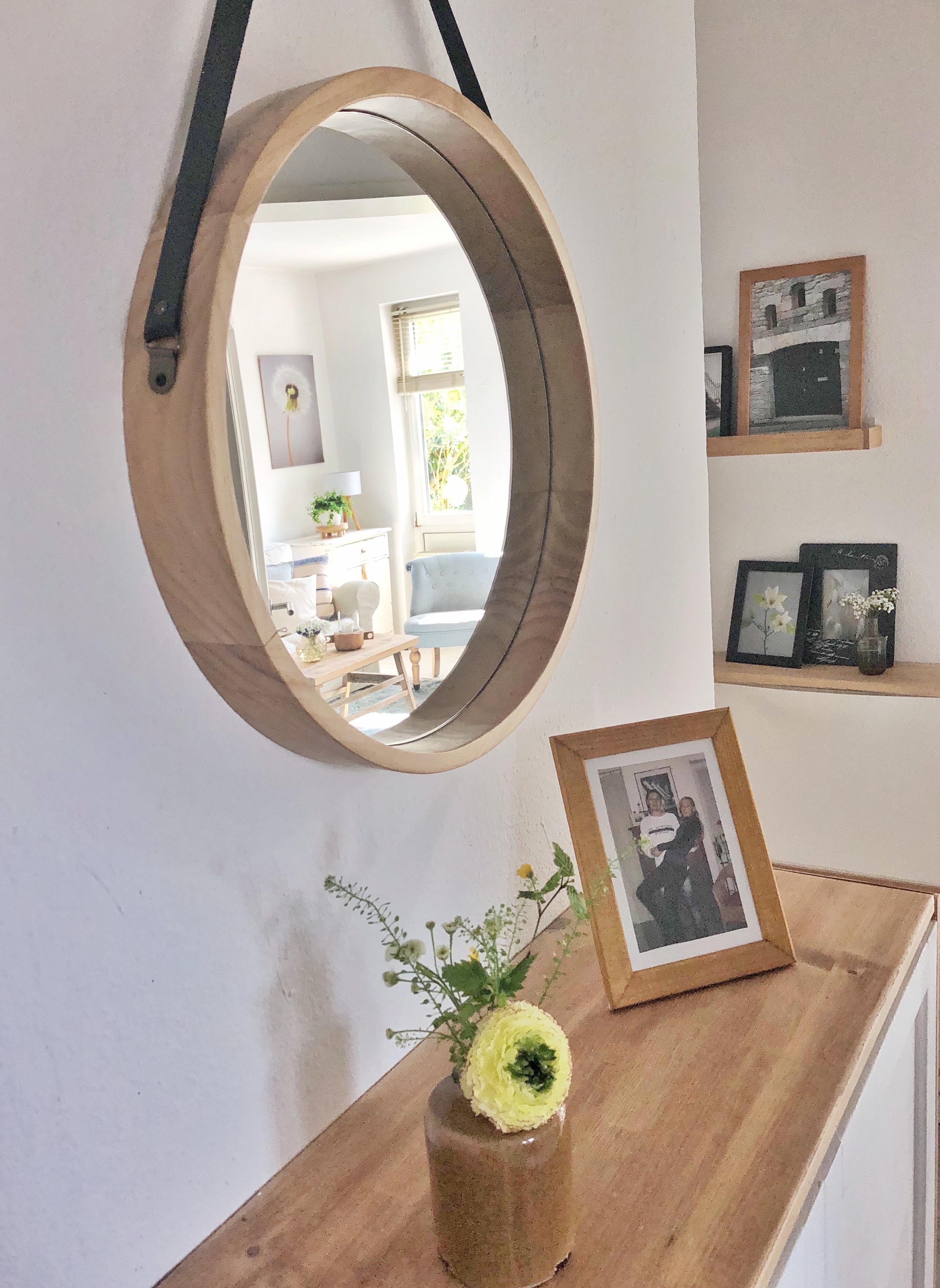 Blick in den Spiegel 
#livingroom#flur#interior#couchstyle 