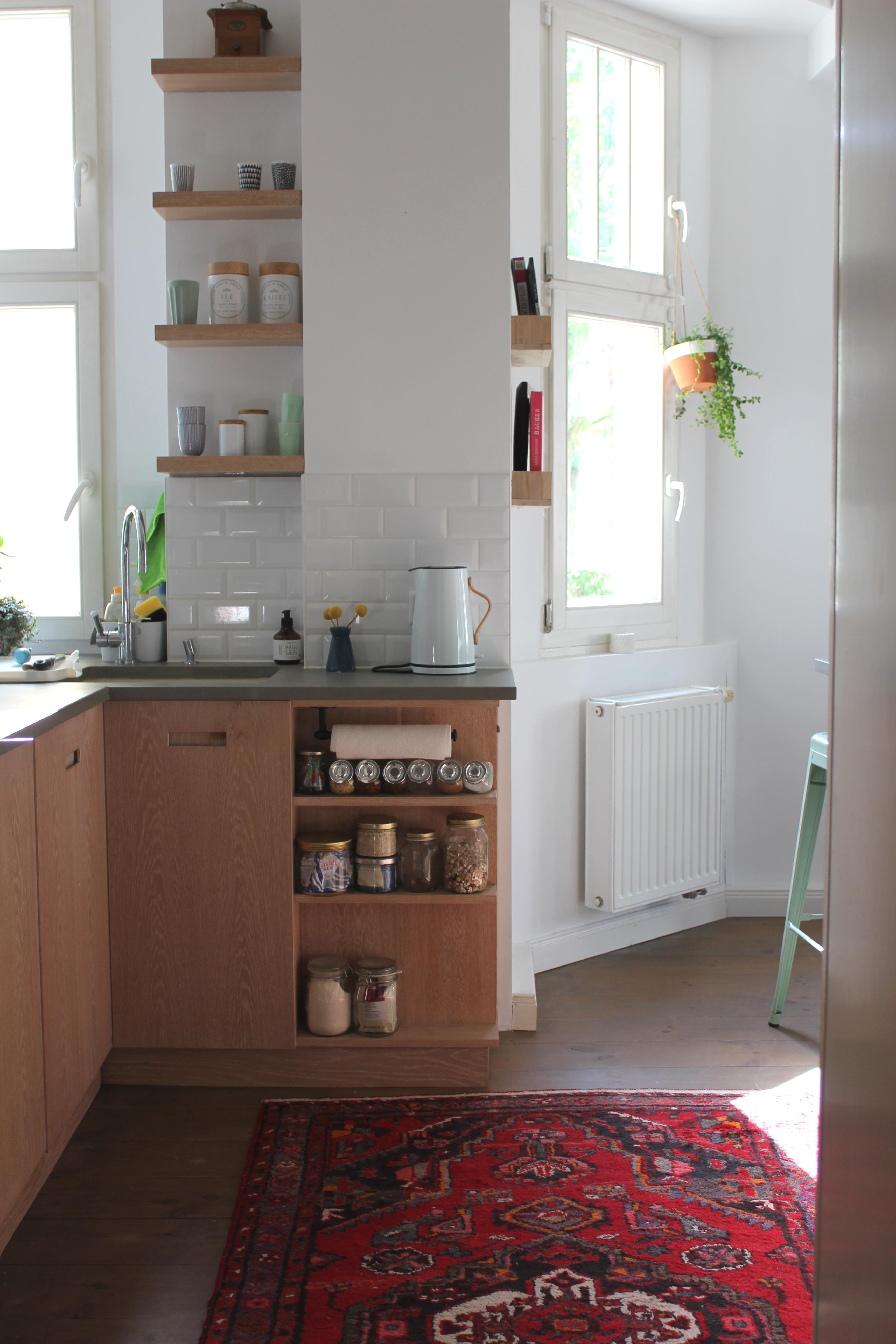 Blick in die Küche - es fehlt noch eine Uhr an der Wand! Irgendwelche Ideen? #Küche #Teppich #Metrofliesen
