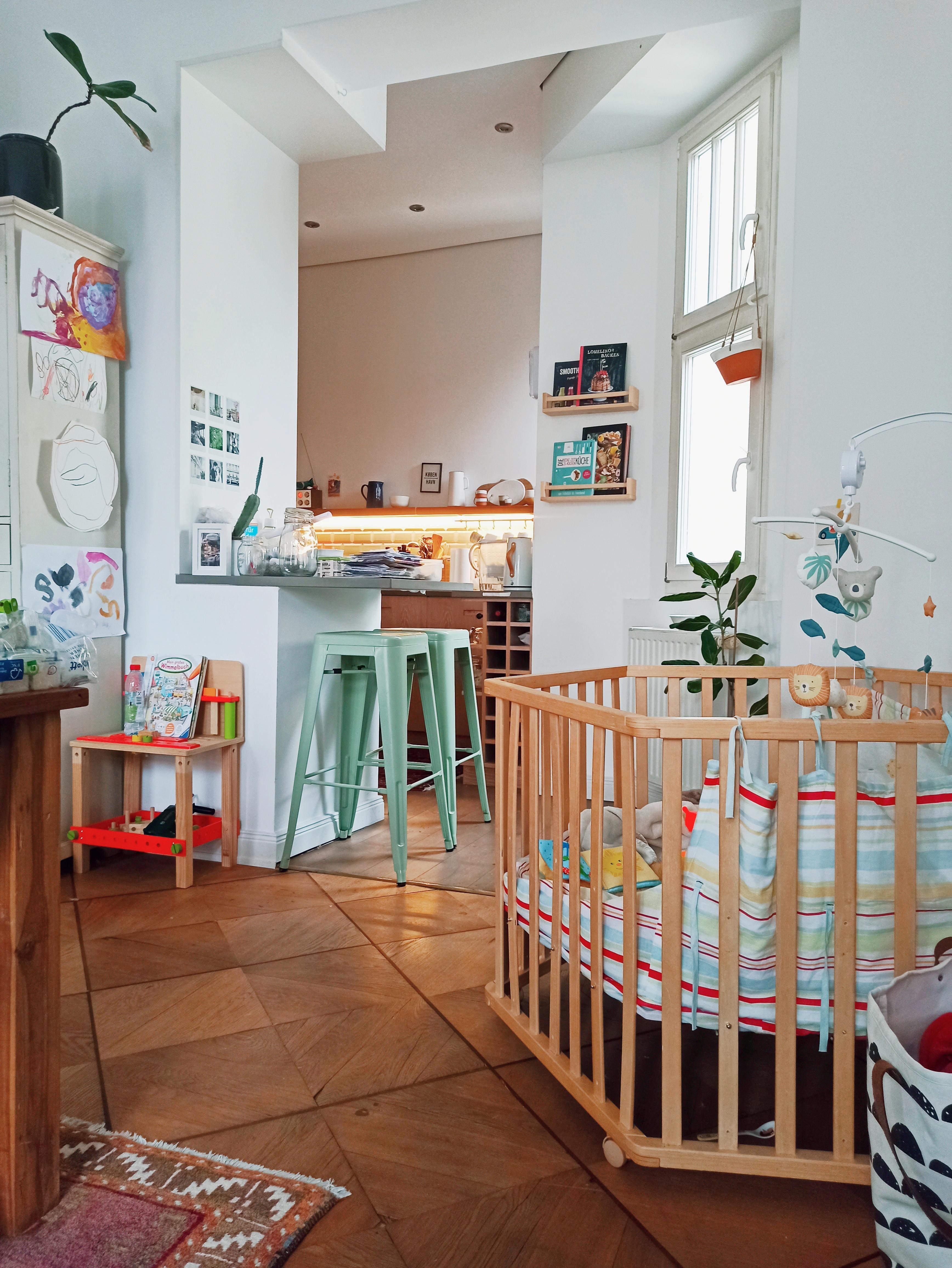 Blick in die Küche. Ich liebe die Farbe der Hocker ☺️ #küche #tresen #holzboden #altbau