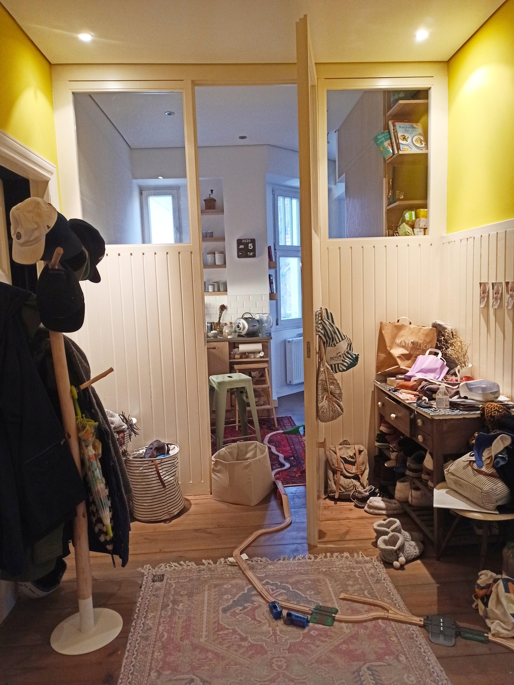 Blick in die Küche (wo ganz früher ein winziges Bad&...