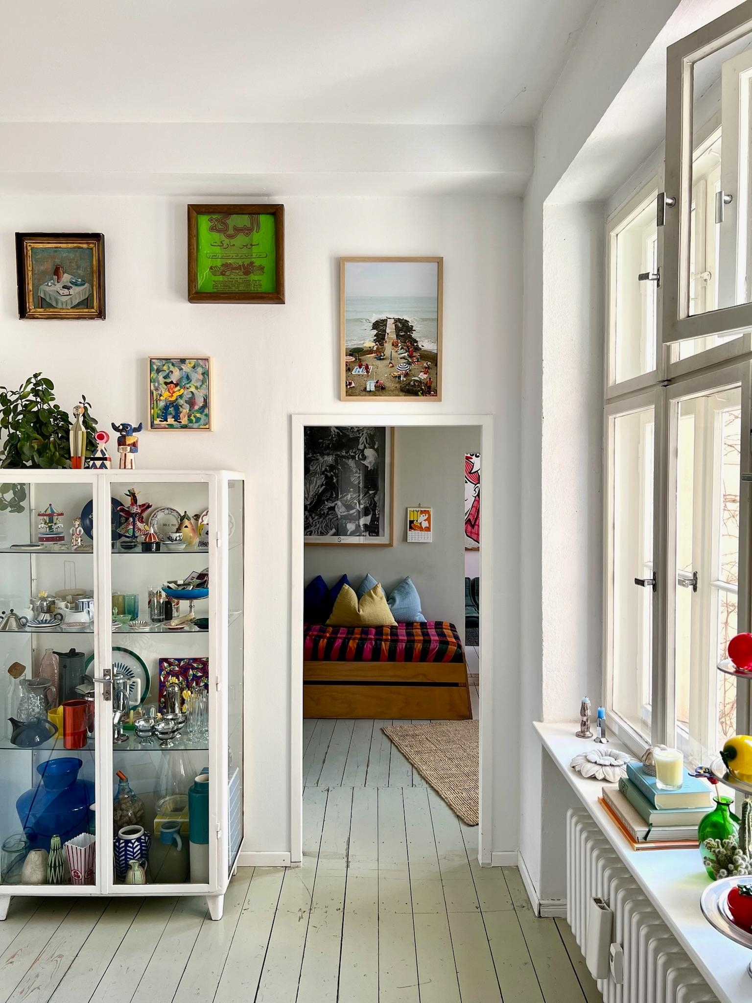 Blick ins Gästezimmer
#kunstkunstkunst #bunt #bilder #vitrine #daybed