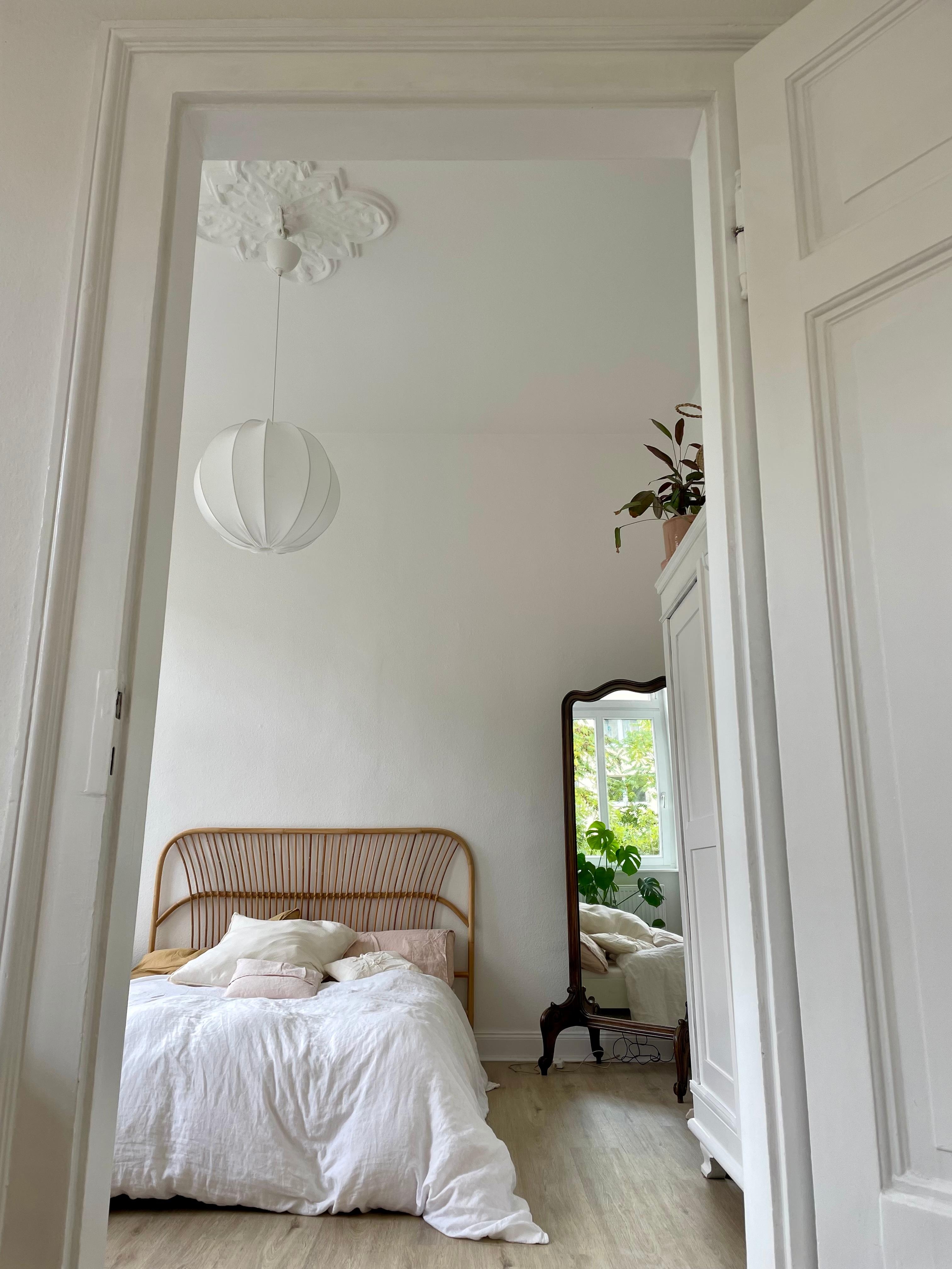 Blick ins Grüne durch den Spiegel ☀️ #minimalismus #zuhause #altbau #stuck #frischbewohnt #40qm