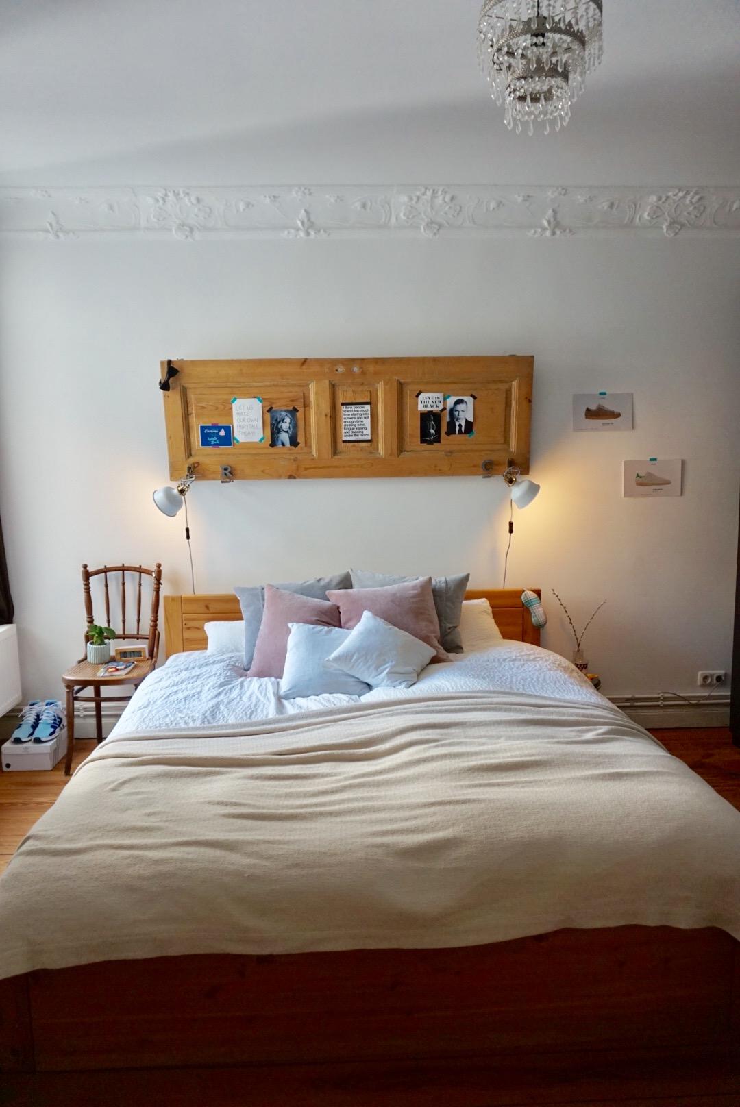 Blick ins #schlafzimmer mit einem meiner liebsten #dekostücke... die #holztür 💛 #altbauliebe
