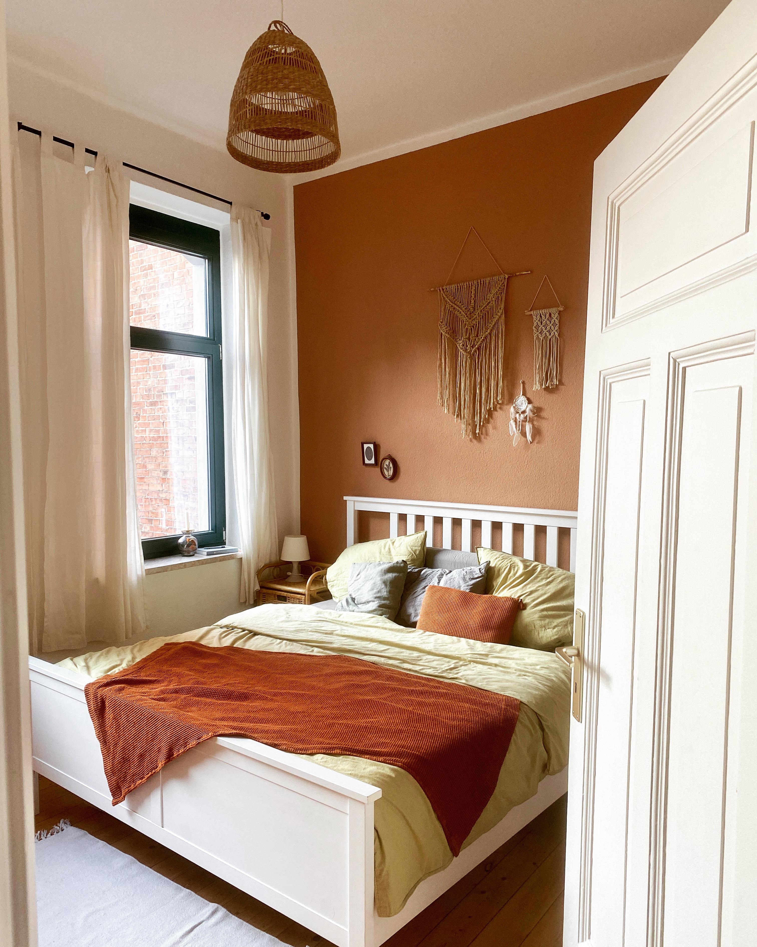 Blick ins Schlafzimmer 
#schlafzimmer #bett #ikea #boho #makramee #wandfarbe #farbe #altbauwohnung #dielenboden 