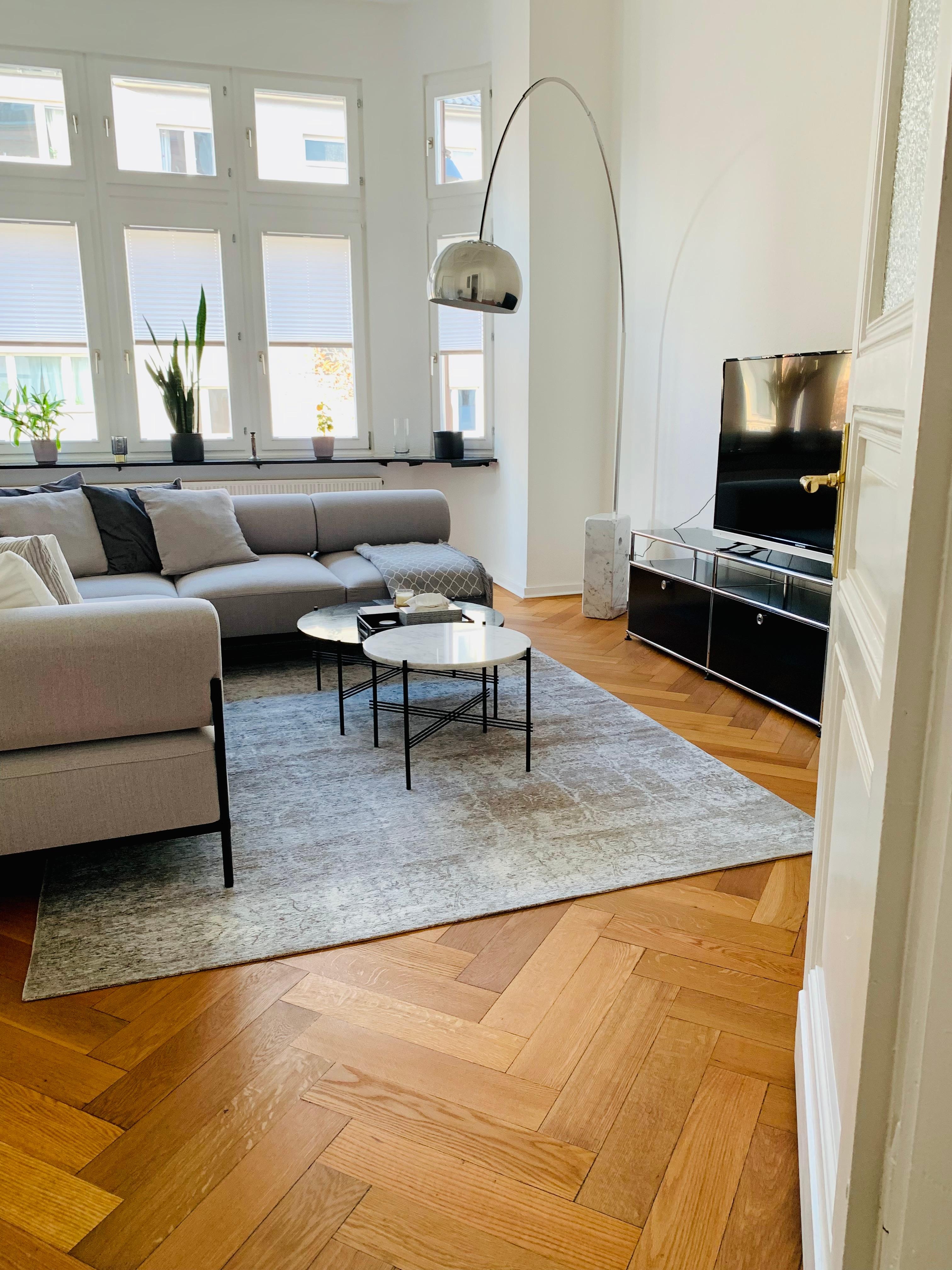 Blick ins Wohnzimmer 🤍🖤
#neuhier #altbauliebe #noahsofa #minimalisticinterior #einrichtungsberatung #interiorservices #altbaucharme #altbaurenovierung