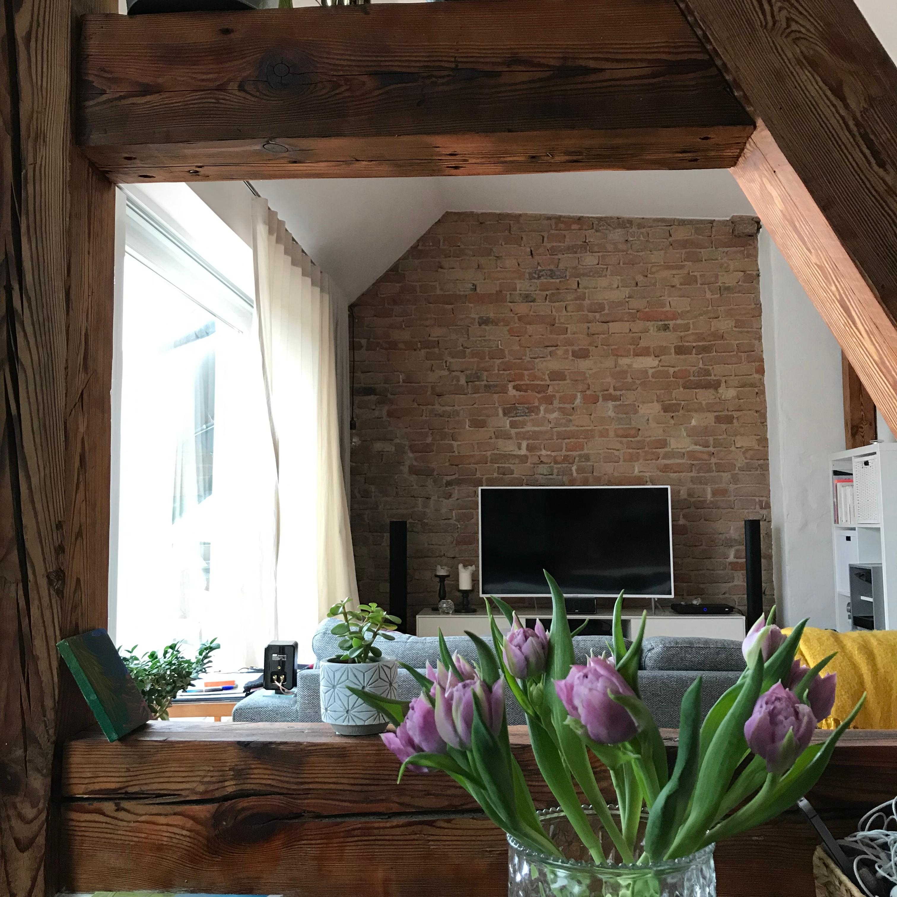 Blick ins #wohnzimmer #holzbalken #tulpen #steinwand #iloveit